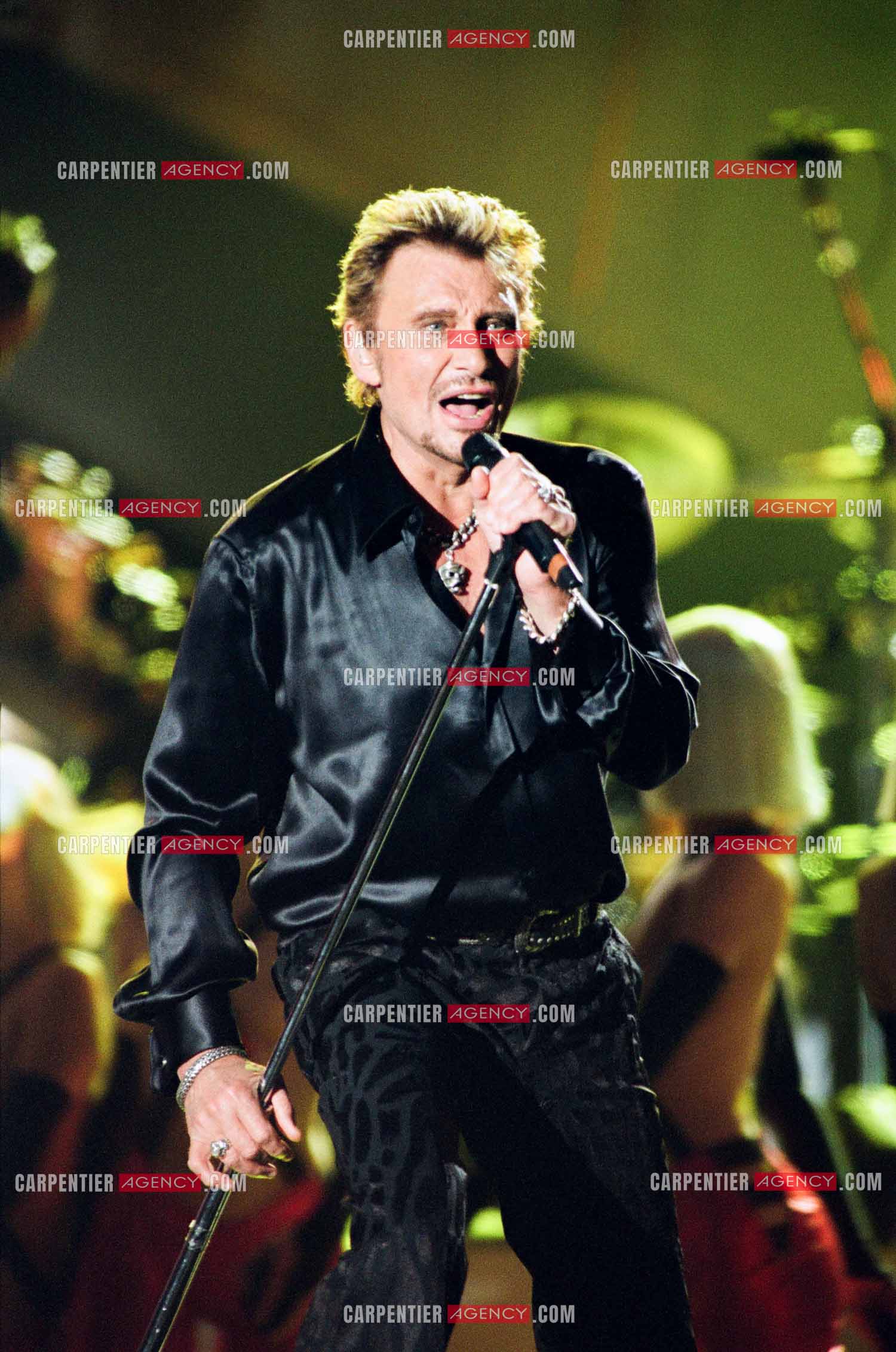 Le chanteur Johnny Hallyday en concert aux pieds de la Tour Eiffel pour la fête Nationnale du 14 juillet organisé par la ville de Paris en 2000.   ( Exclusif )