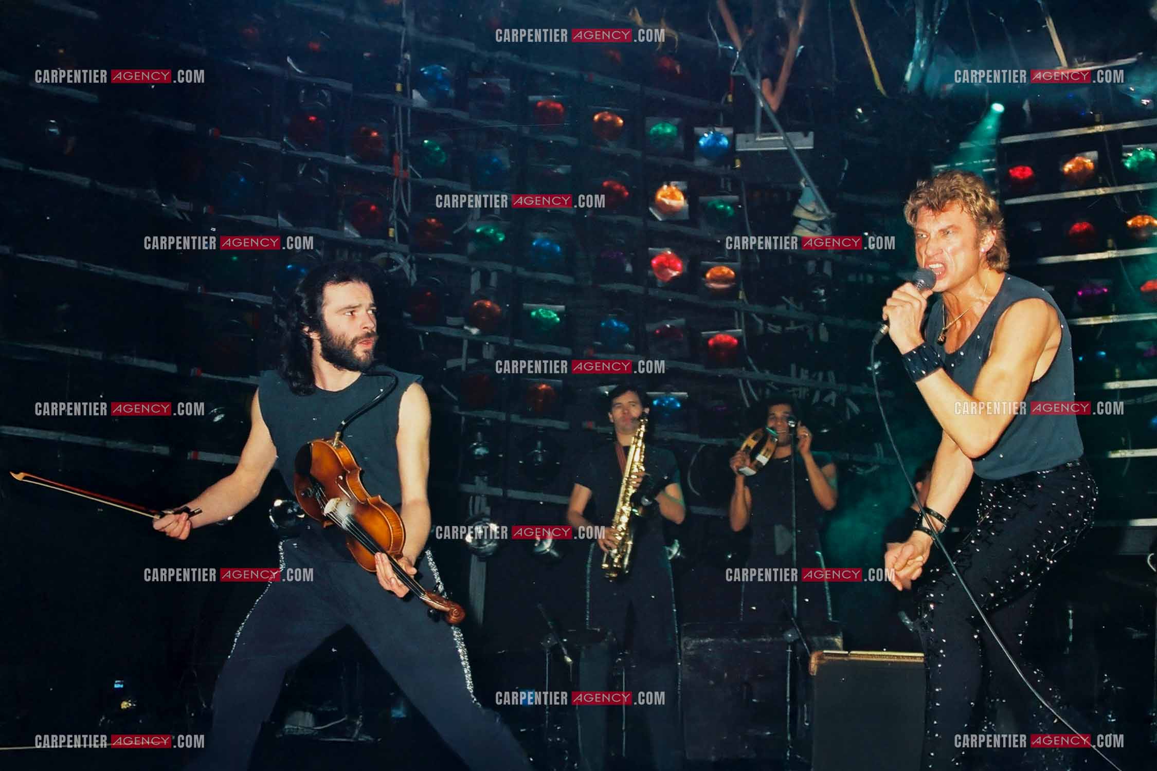 Le chanteur Johnny Hallyday en concert au Zénith de Paris du 26 octobre 1984 au 8 janvier 1985.  ( Exclusif )