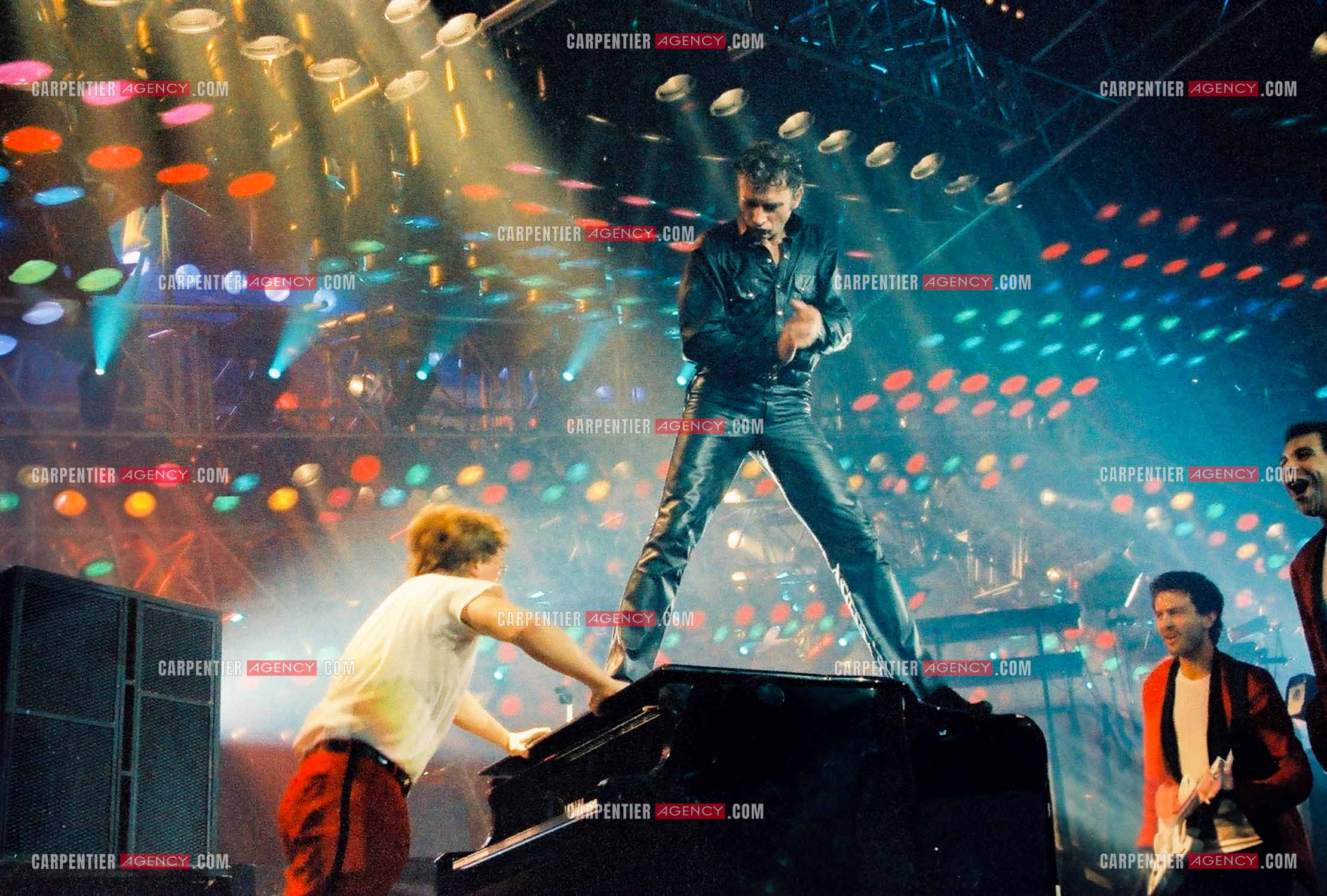 Le chanteur Johnny Hallyday en concert au Zénith de Paris du 26 octobre 1984 au 8 janvier 1985.  ( Exclusif )