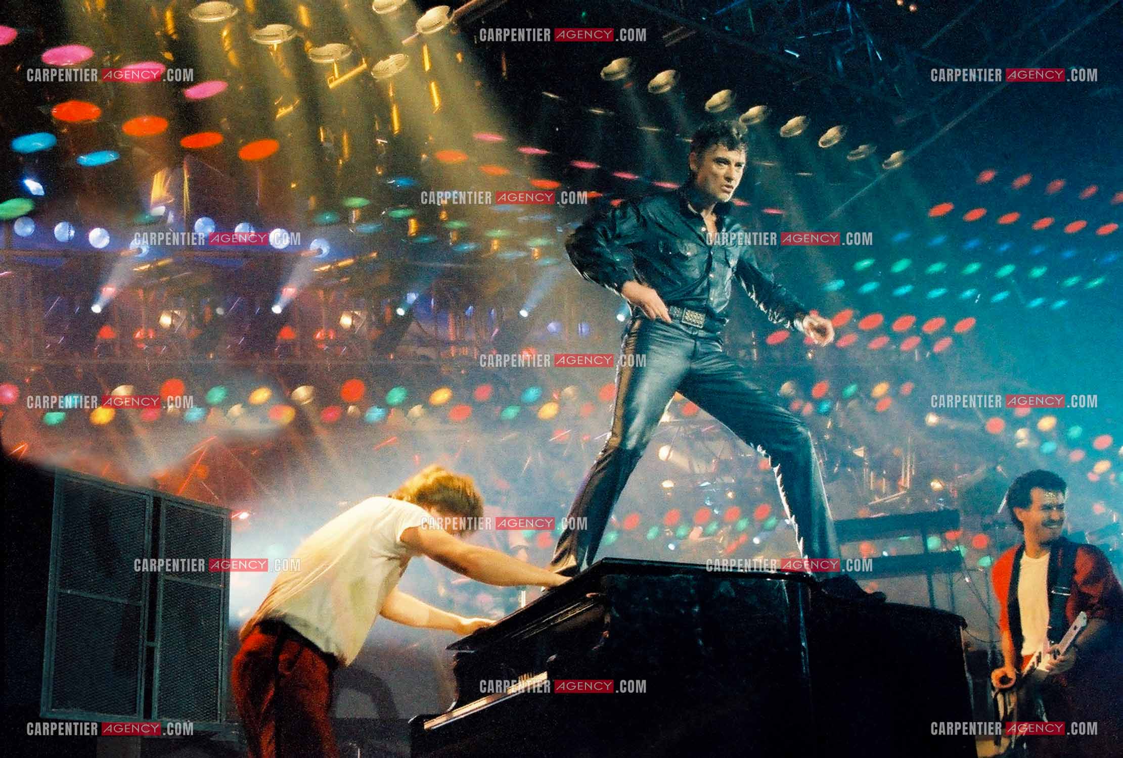 Le chanteur Johnny Hallyday en concert au Zénith de Paris du 26 octobre 1984 au 8 janvier 1985.  ( Exclusif )