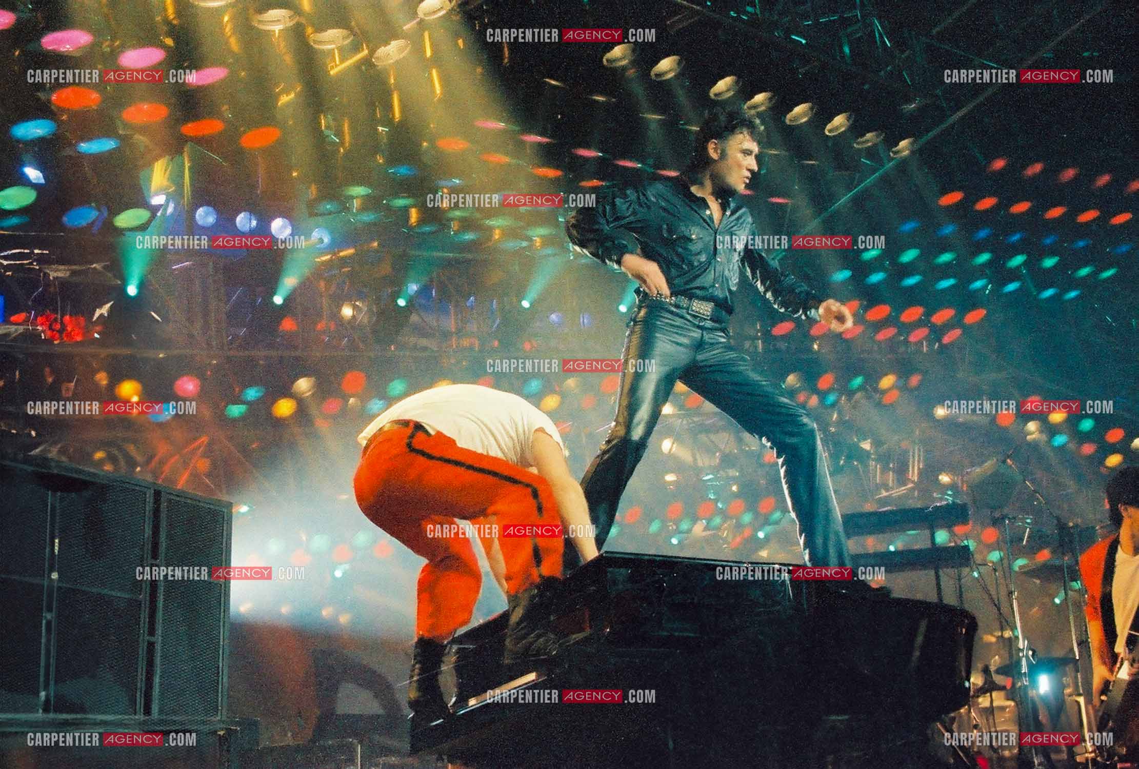 Le chanteur Johnny Hallyday en concert au Zénith de Paris du 26 octobre 1984 au 8 janvier 1985.  ( Exclusif )