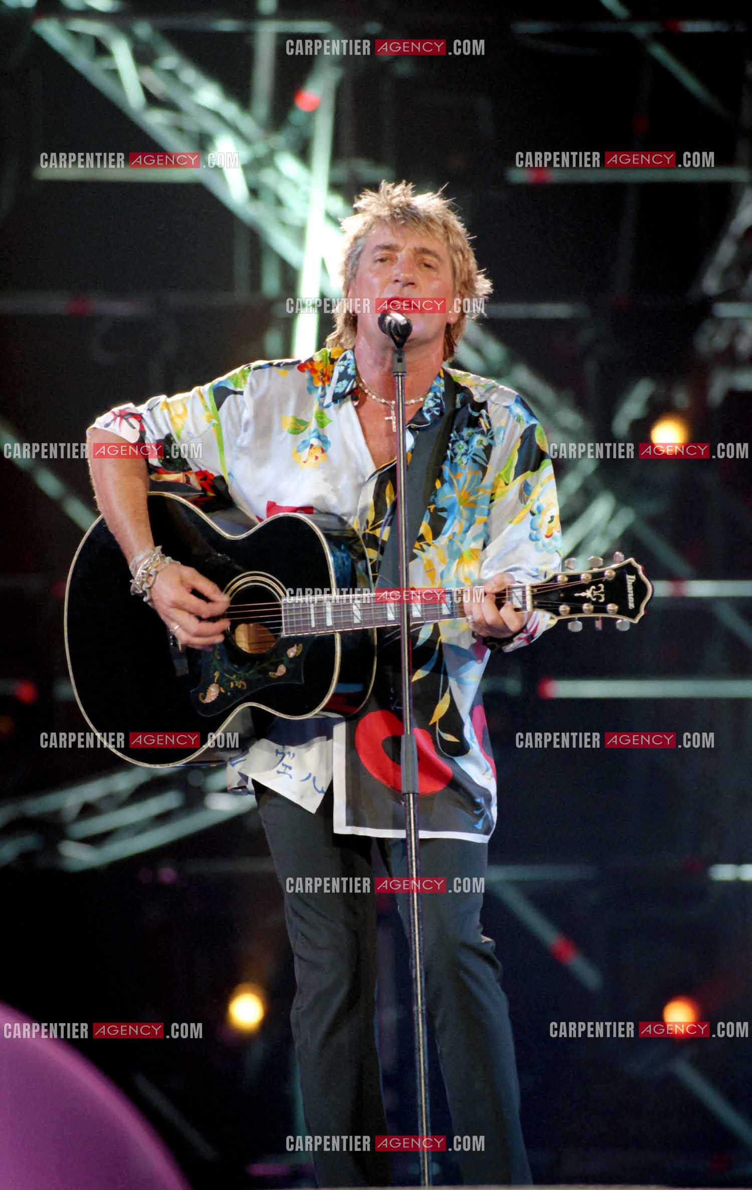 Enregistrement de l'émission "La Fureur de Bercy" pour TF1 le 20 juin 1998. Le chanteur Britannique Rod Stewart.