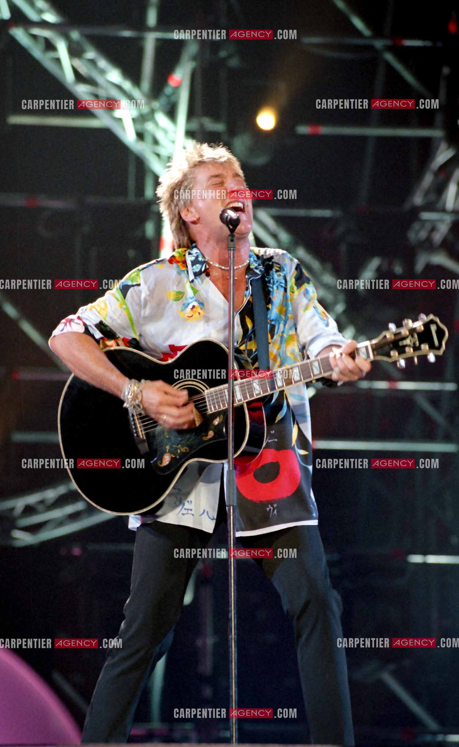 Enregistrement de l'émission "La Fureur de Bercy" pour TF1 le 20 juin 1998. Le chanteur Britannique Rod Stewart.