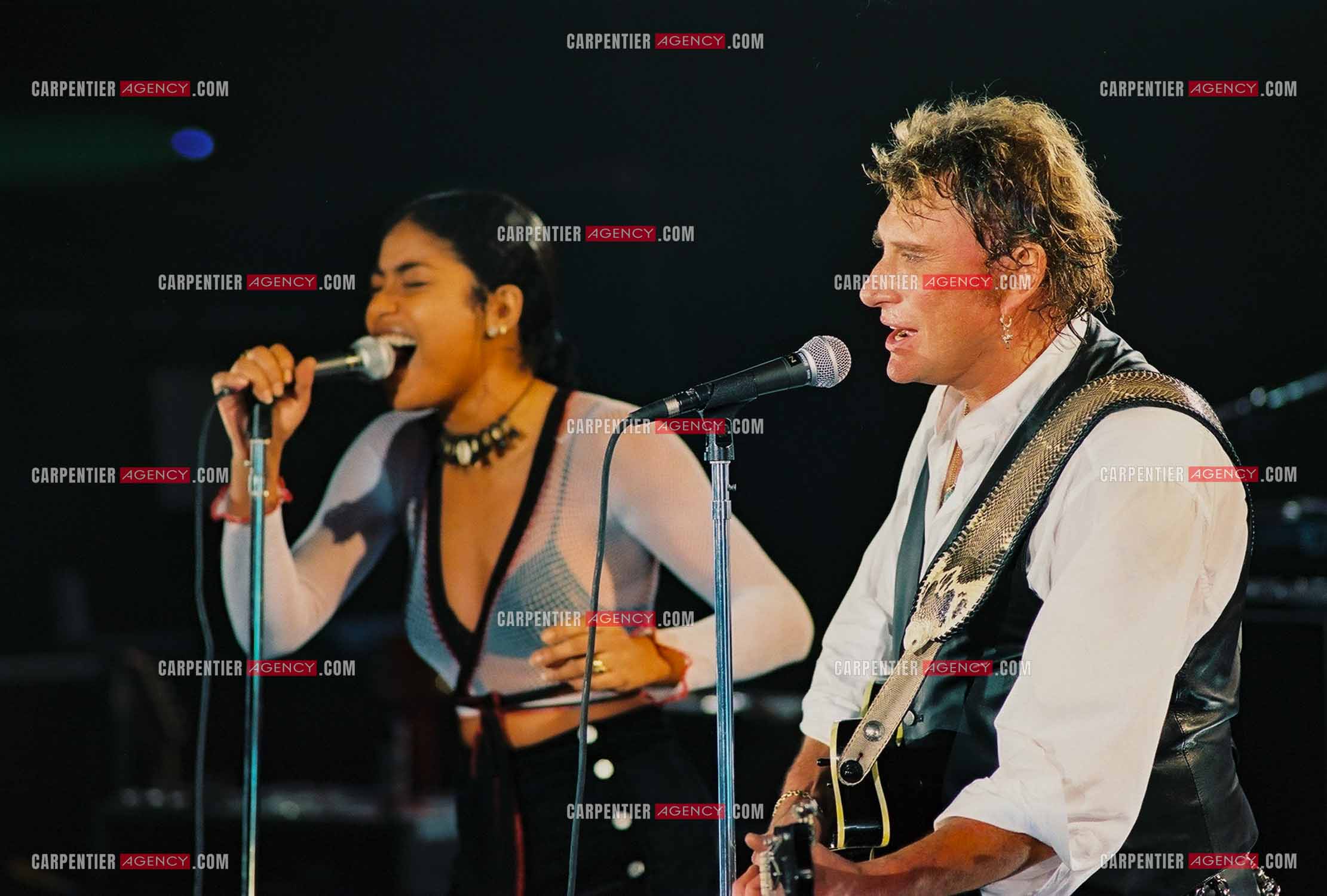 La Cigale 94 “Rough Town Tour“. Le chanteur Johnny Hallyday se produit pour une série de concerts à la Cigale du 28 Oct au 1 Nov 1994. Pour les choeurs, Johnny est accompagné de la chanteuse Tanya Saint-Val. ( Exclusif )