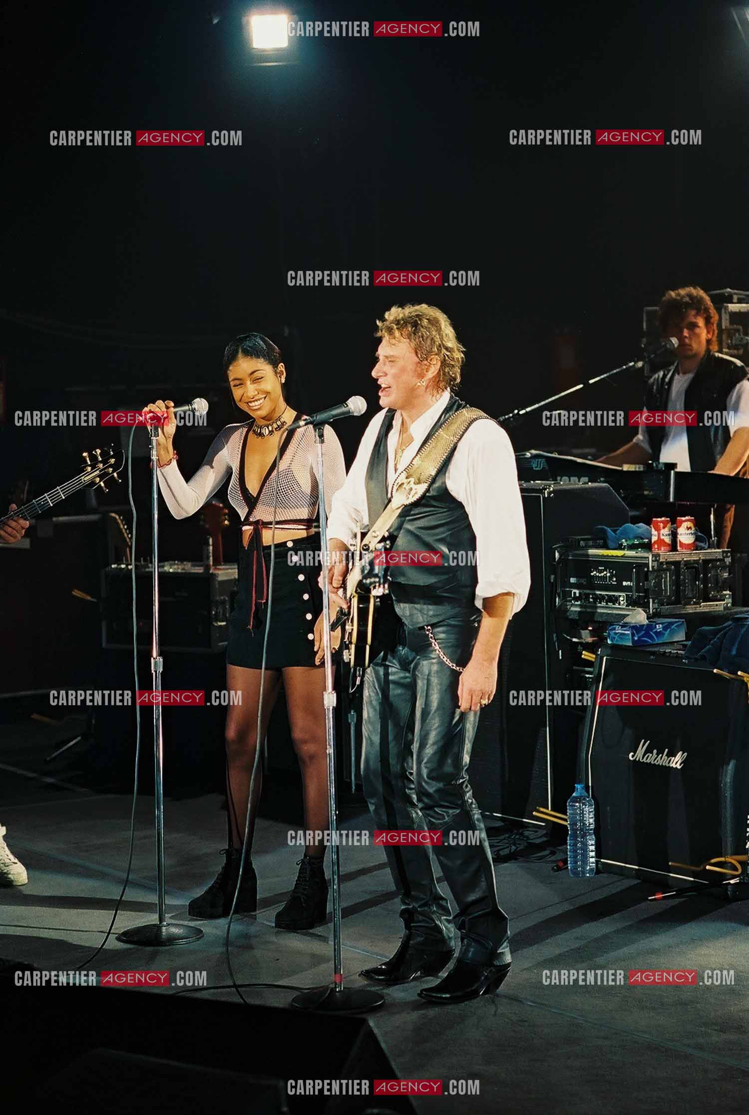 La Cigale 94 “Rough Town Tour“. Le chanteur Johnny Hallyday se produit pour une série de concerts à la Cigale du 28 Oct au 1 Nov 1994. Pour les choeurs, Johnny est accompagné de la chanteuse Tanya Saint-Val. ( Exclusif )