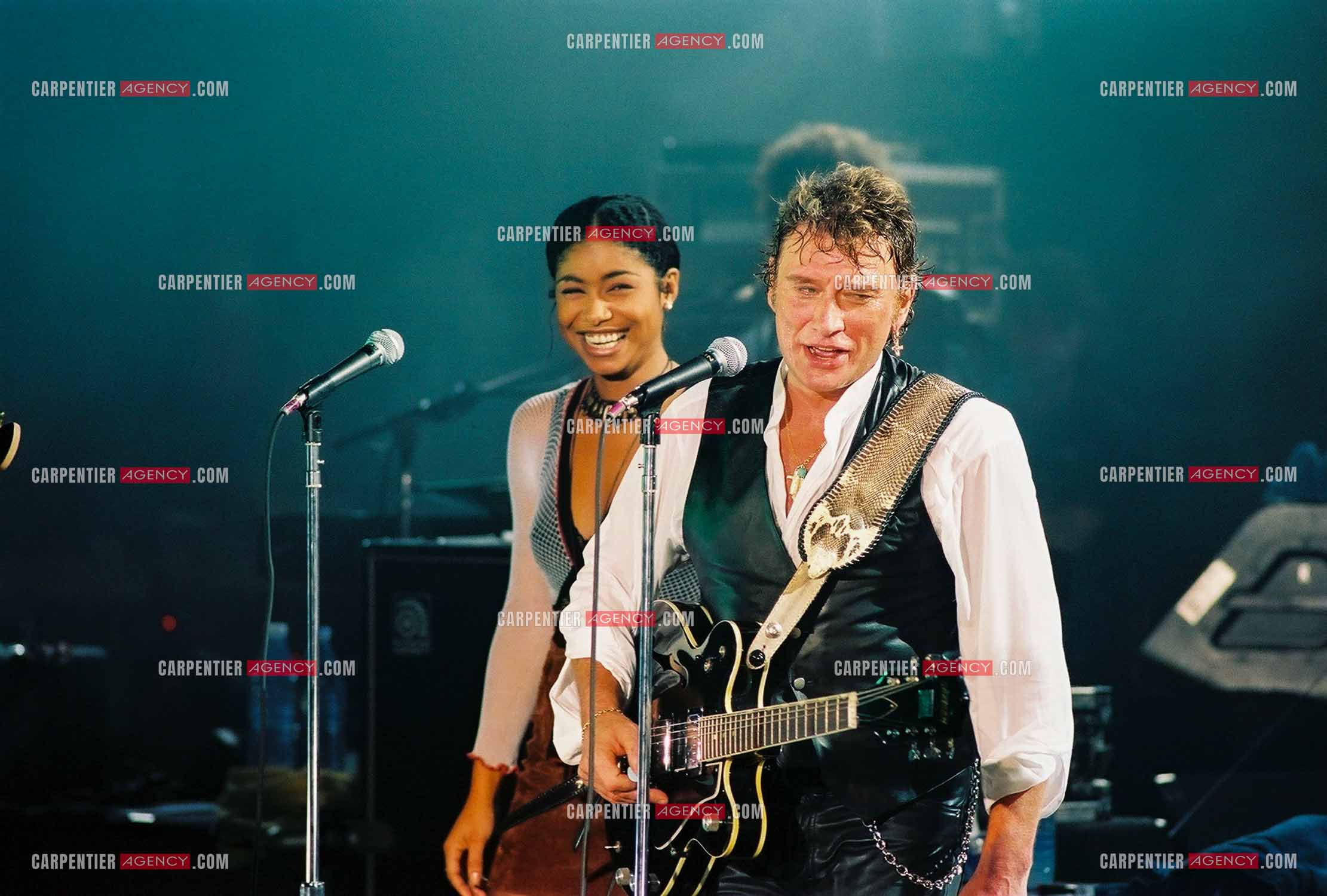 La Cigale 94 “Rough Town Tour“. Le chanteur Johnny Hallyday se produit pour une série de concerts à la Cigale du 28 Oct au 1 Nov 1994. Pour les choeurs, Johnny est accompagné de la chanteuse Tanya Saint-Val. ( Exclusif )