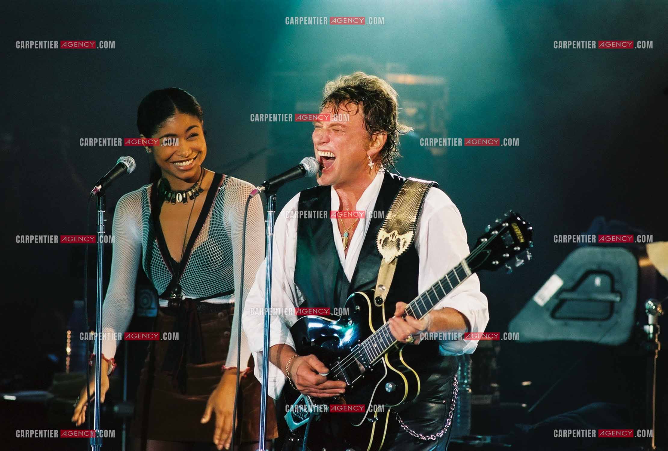 La Cigale 94 “Rough Town Tour“. Le chanteur Johnny Hallyday se produit pour une série de concerts à la Cigale du 28 Oct au 1 Nov 1994. Pour les choeurs, Johnny est accompagné de la chanteuse Tanya Saint-Val. ( Exclusif )