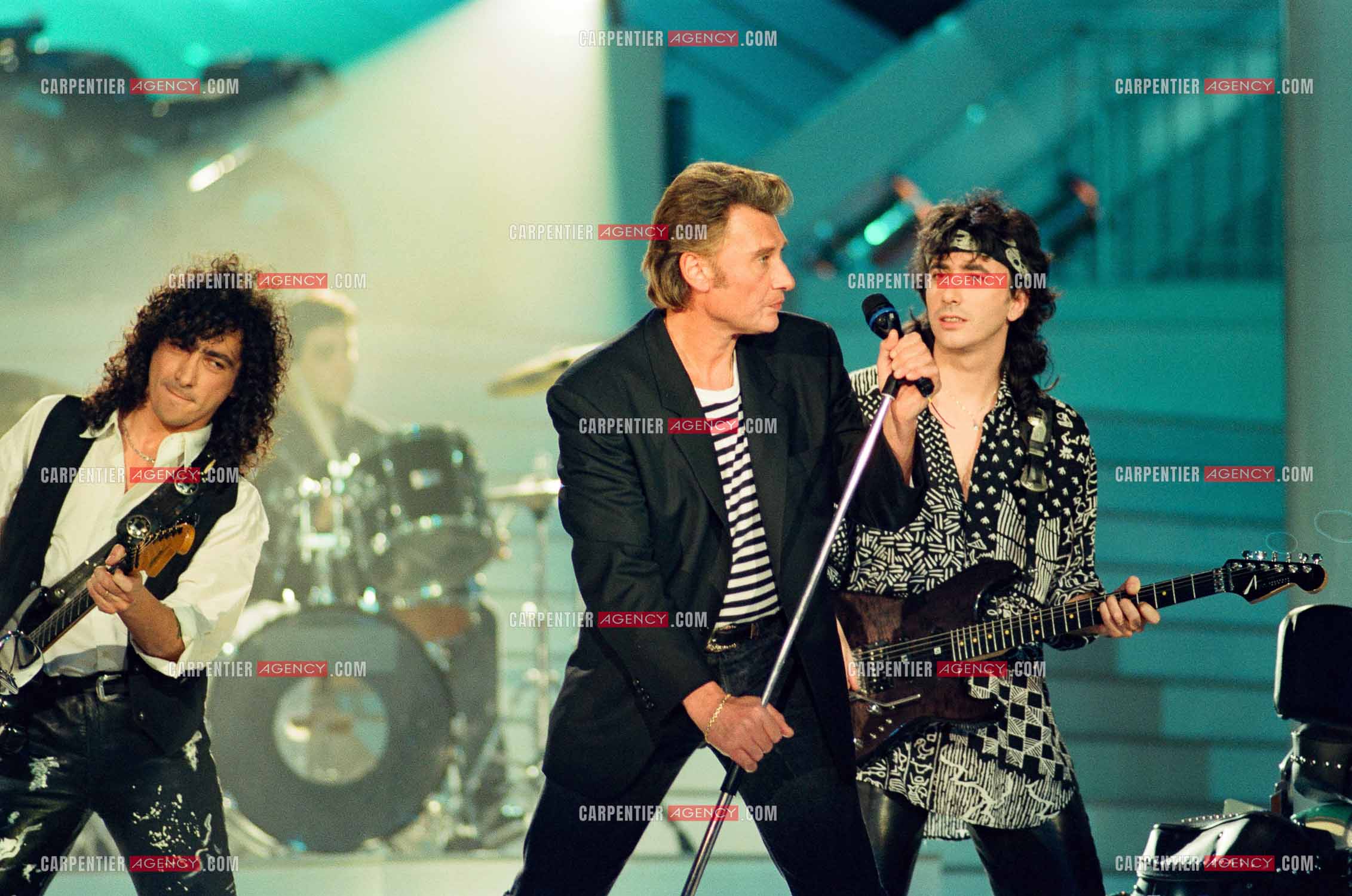 Le chanteur Johnny Hallyday invité de l'émission “ STARS 90 “ spéciale Harley Davidson et accompagné de ses deux guitaristes Norbert Krief dit Nono et Hugo Ripoll le 30 mars 1992.    ( Exclusif )