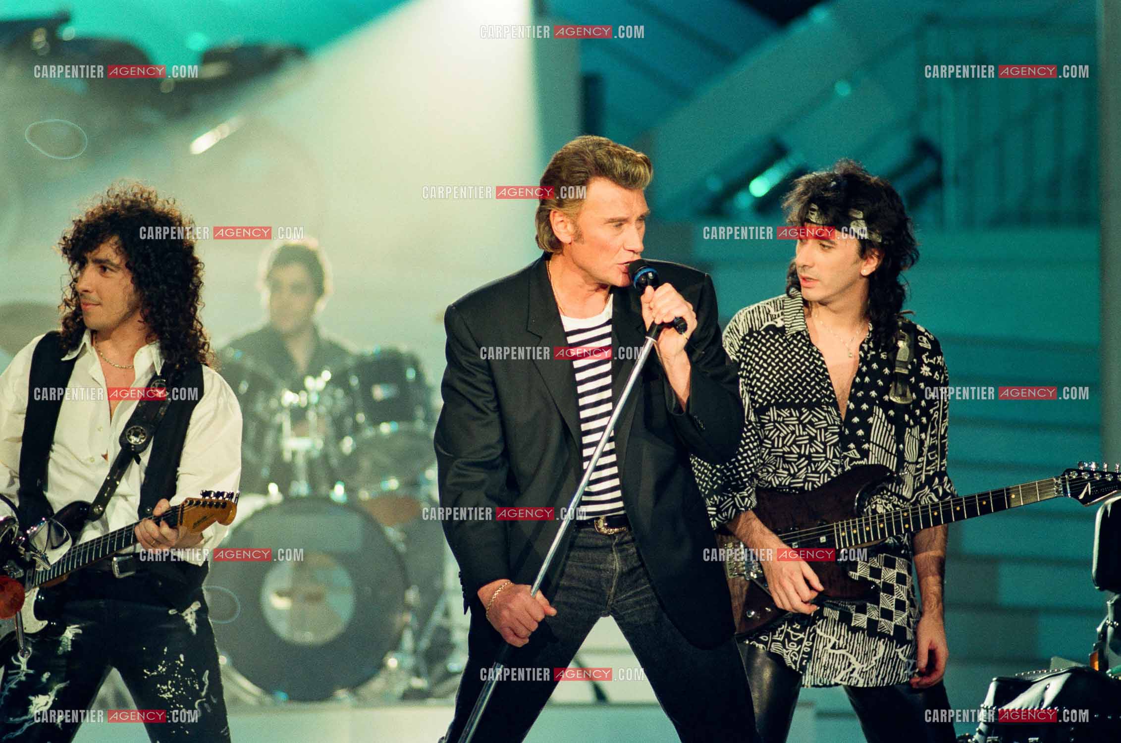 Le chanteur Johnny Hallyday invité de l'émission “ STARS 90 “ spéciale Harley Davidson et accompagné de ses deux guitaristes Norbert Krief dit Nono et Hugo Ripoll le 30 mars 1992.    ( Exclusif )