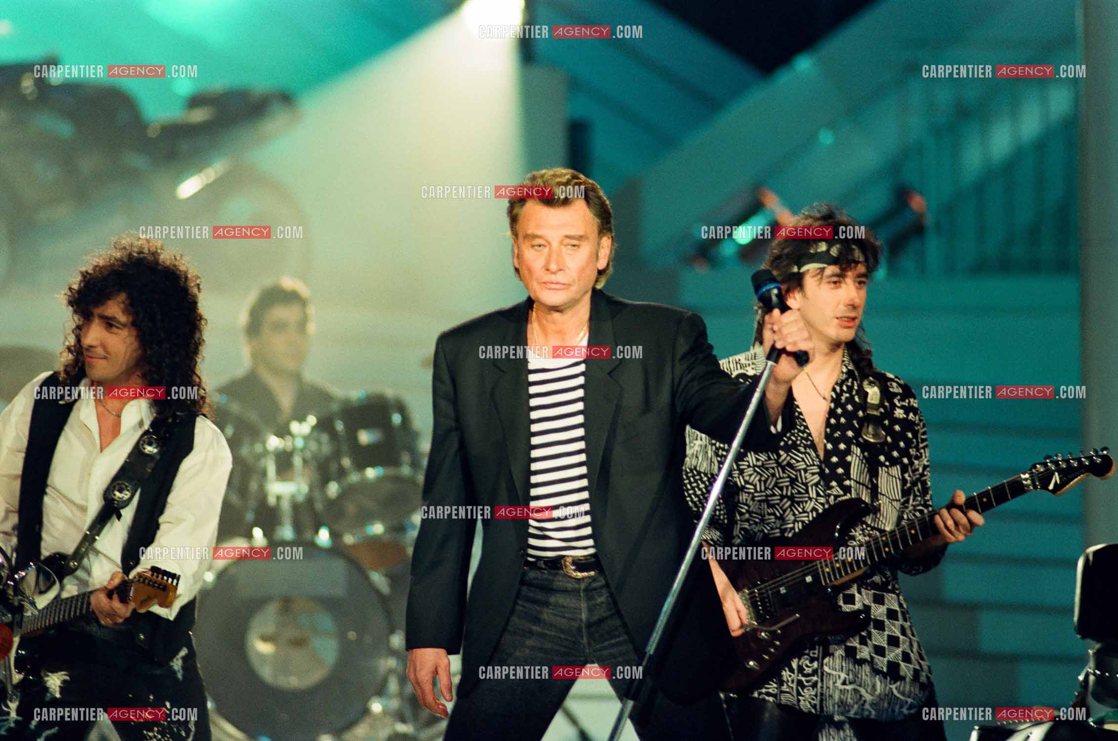 Le chanteur Johnny Hallyday invité de l'émission “ STARS 90 “ spéciale Harley Davidson et accompagné de ses deux guitaristes Norbert Krief dit Nono et Hugo Ripoll le 30 mars 1992.    ( Exclusif )