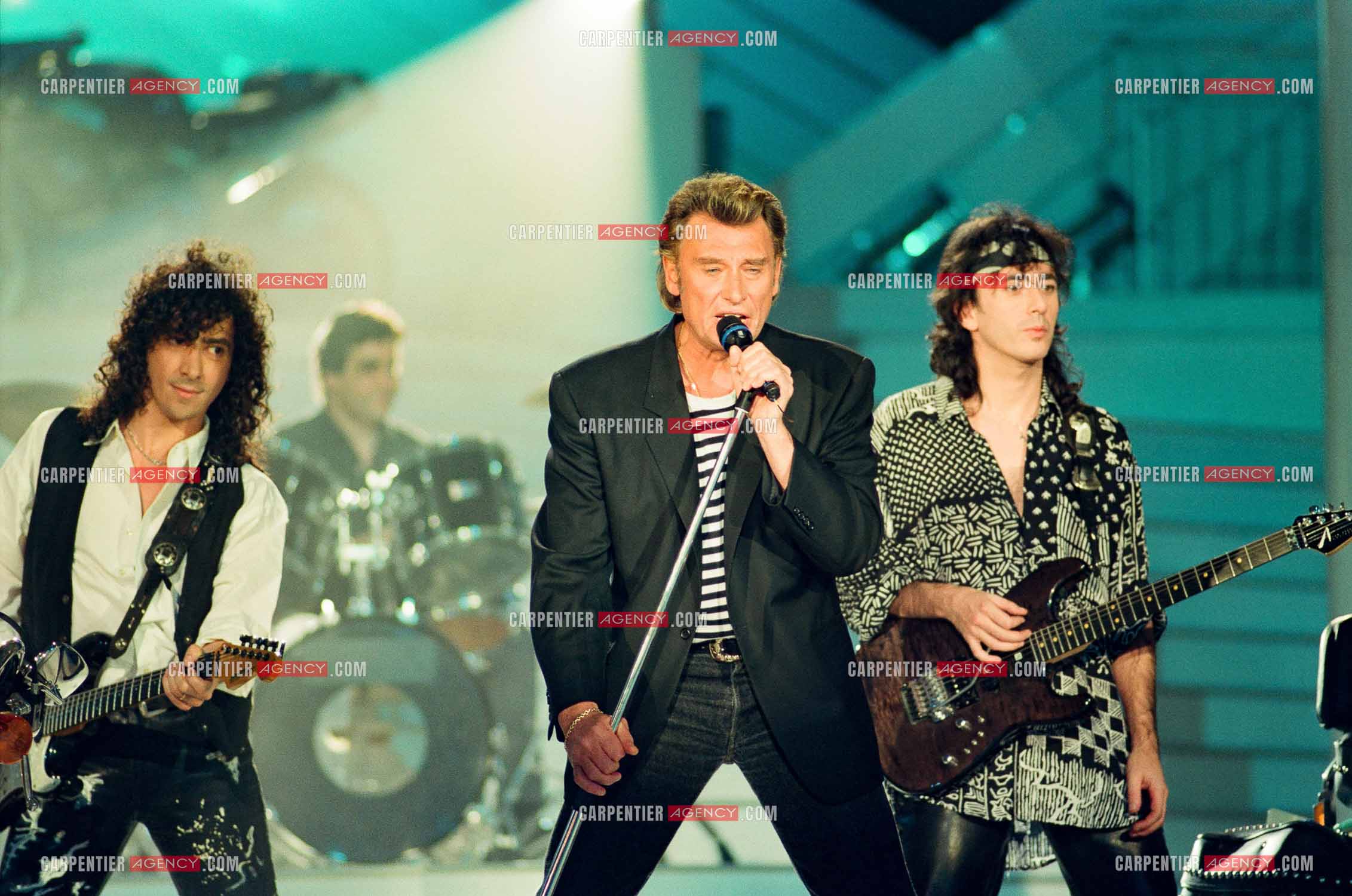 Le chanteur Johnny Hallyday invité de l'émission “ STARS 90 “ spéciale Harley Davidson et accompagné de ses deux guitaristes Norbert Krief dit Nono et Hugo Ripoll le 30 mars 1992.    ( Exclusif )