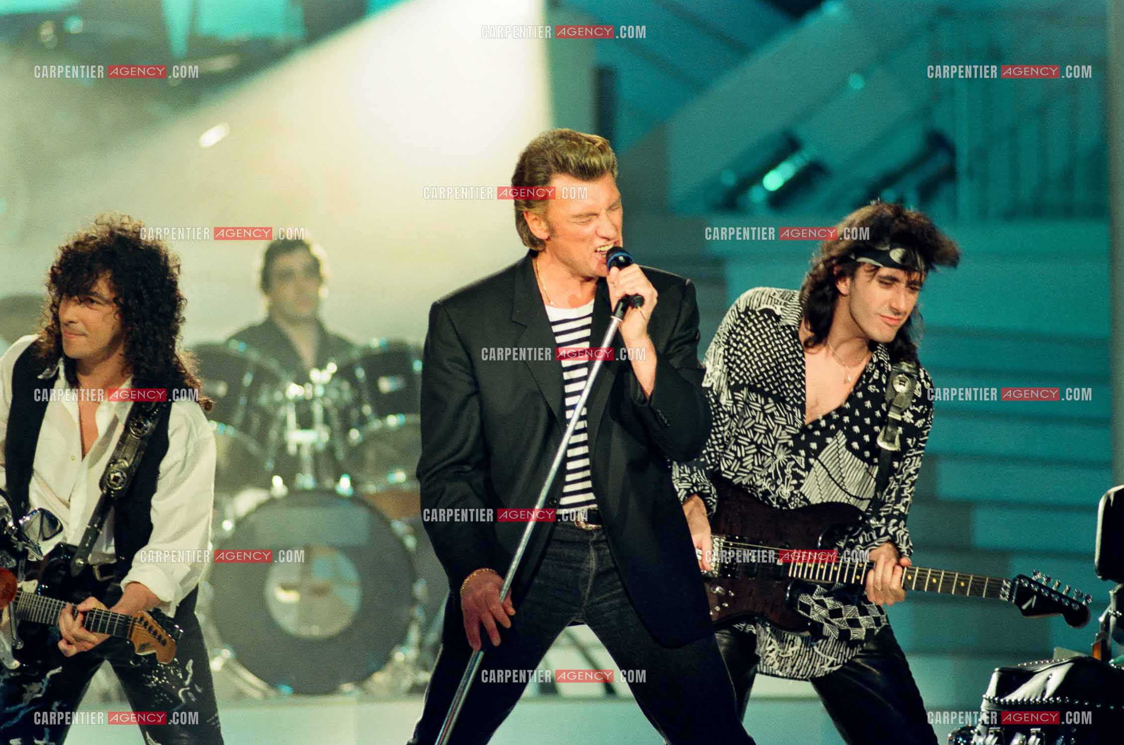 Le chanteur Johnny Hallyday invité de l'émission “ STARS 90 “ spéciale Harley Davidson et accompagné de ses deux guitaristes Norbert Krief dit Nono et Hugo Ripoll le 30 mars 1992.    ( Exclusif )