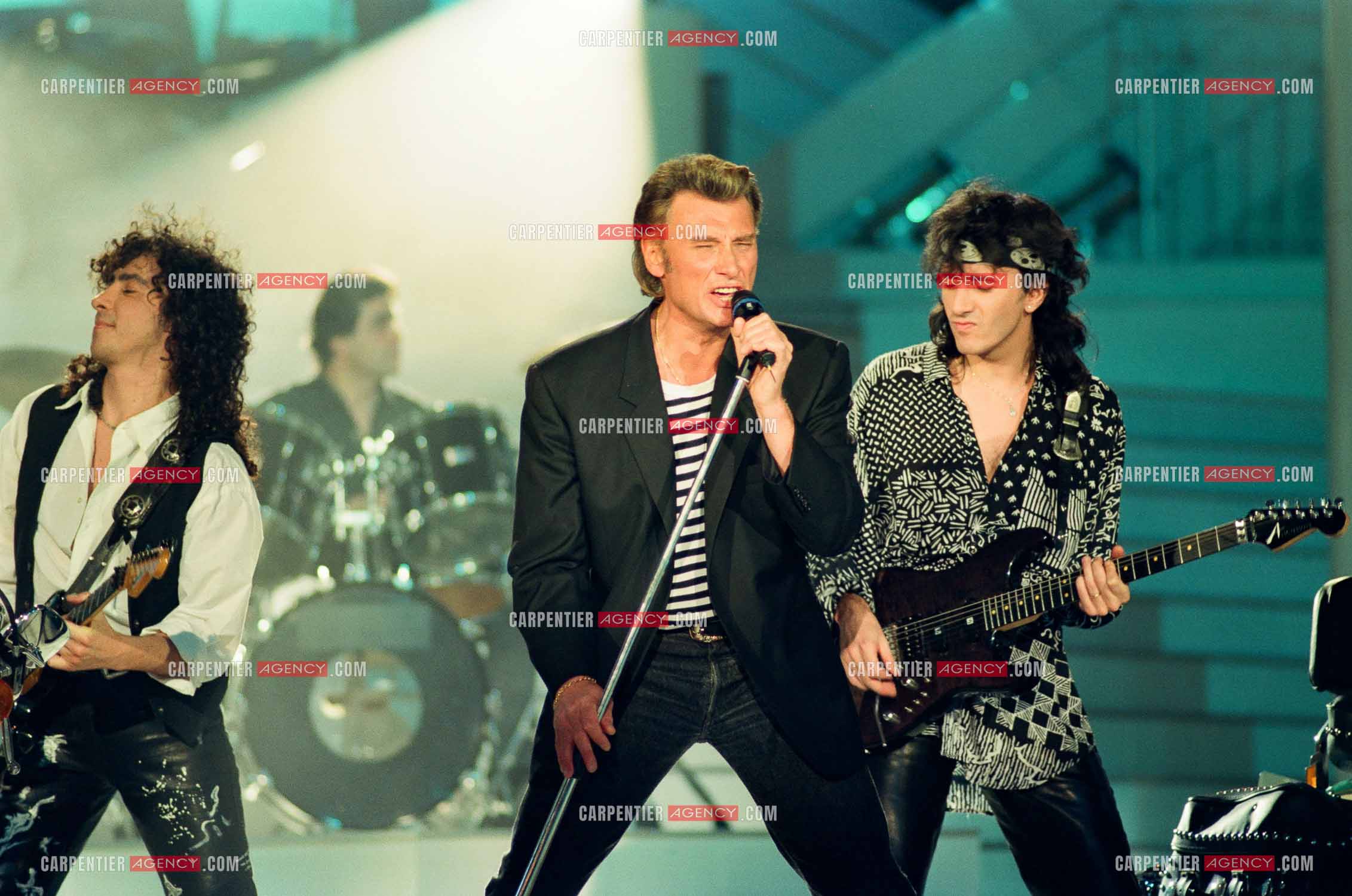 Le chanteur Johnny Hallyday invité de l'émission “ STARS 90 “ spéciale Harley Davidson et accompagné de ses deux guitaristes Norbert Krief dit Nono et Hugo Ripoll le 30 mars 1992.    ( Exclusif )