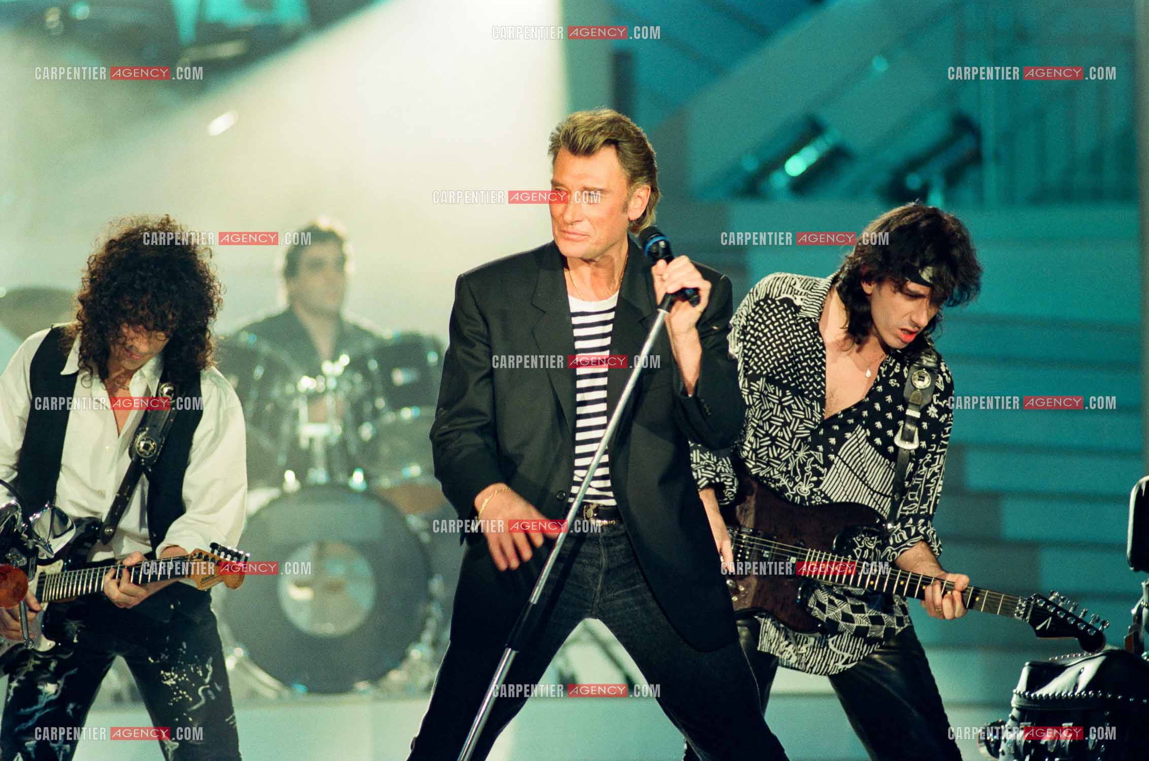 Le chanteur Johnny Hallyday invité de l'émission “ STARS 90 “ spéciale Harley Davidson et accompagné de ses deux guitaristes Norbert Krief dit Nono et Hugo Ripoll le 30 mars 1992.    ( Exclusif )