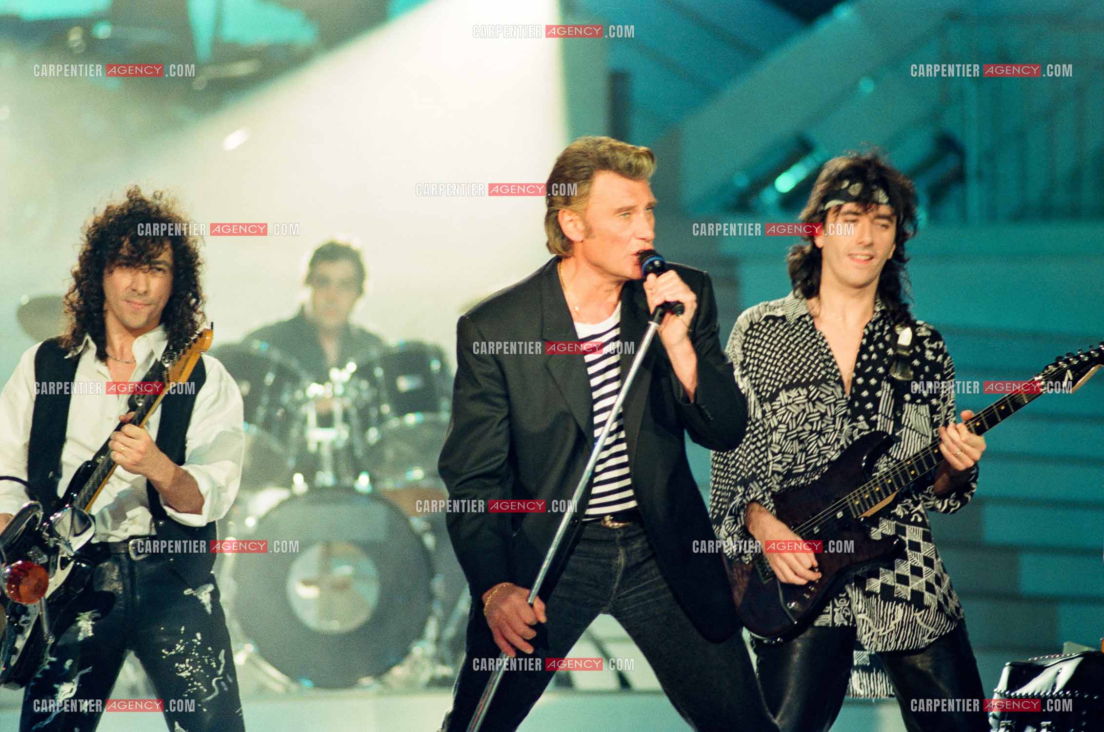 Le chanteur Johnny Hallyday invité de l'émission “ STARS 90 “ spéciale Harley Davidson et accompagné de ses deux guitaristes Norbert Krief dit Nono et Hugo Ripoll le 30 mars 1992.    ( Exclusif )