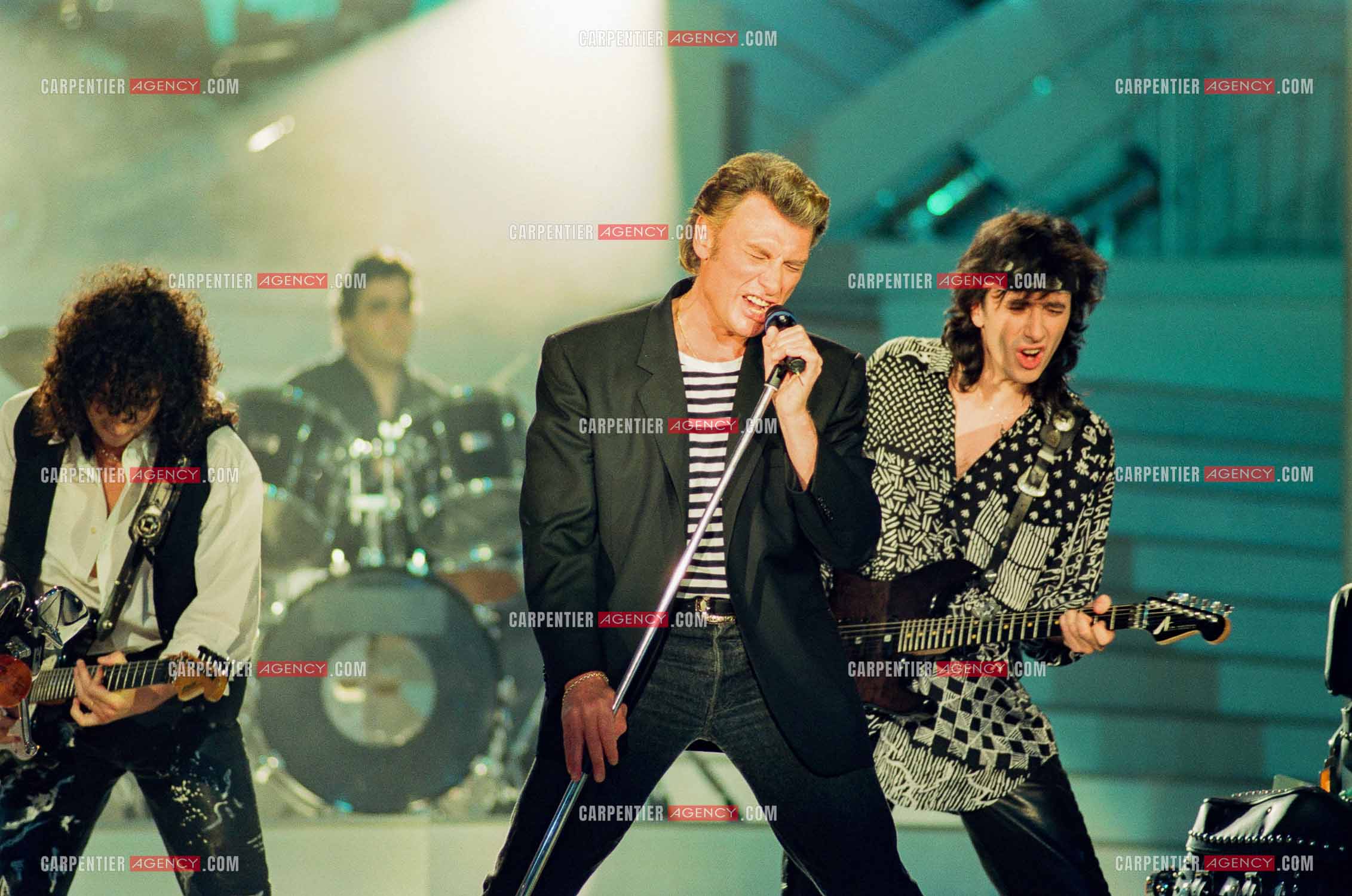 Le chanteur Johnny Hallyday invité de l'émission “ STARS 90 “ spéciale Harley Davidson et accompagné de ses deux guitaristes Norbert Krief dit Nono et Hugo Ripoll le 30 mars 1992.    ( Exclusif )