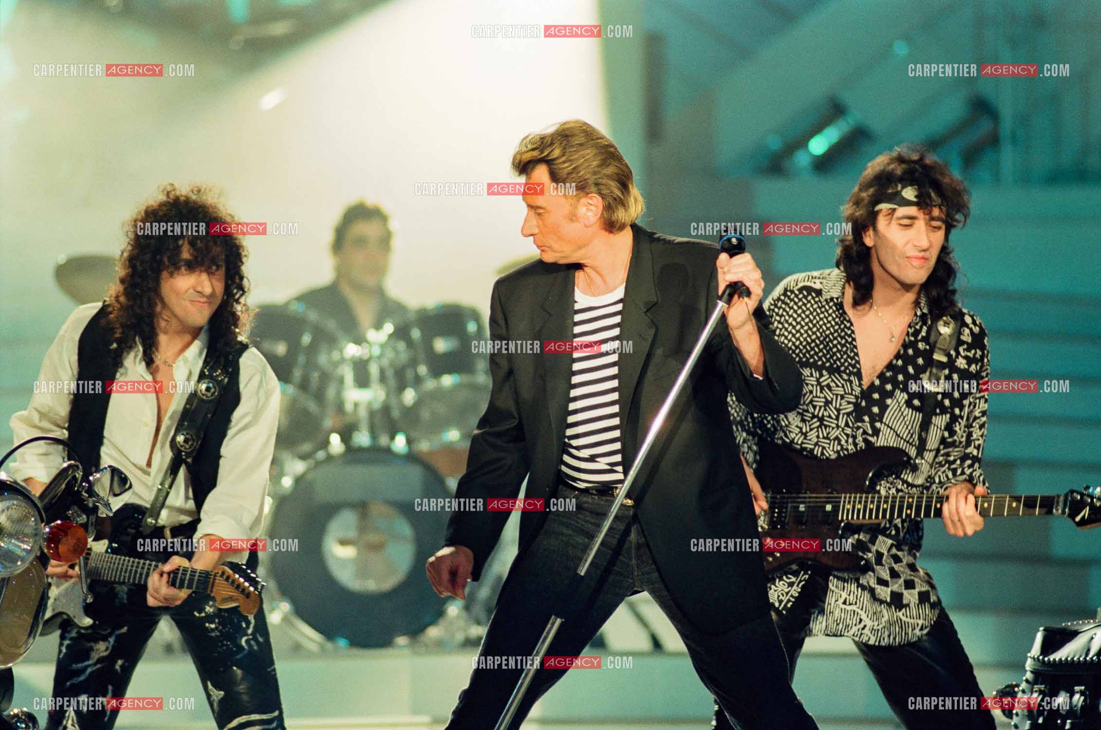 Le chanteur Johnny Hallyday invité de l'émission “ STARS 90 “ spéciale Harley Davidson et accompagné de ses deux guitaristes Norbert Krief dit Nono et Hugo Ripoll le 30 mars 1992.    ( Exclusif )