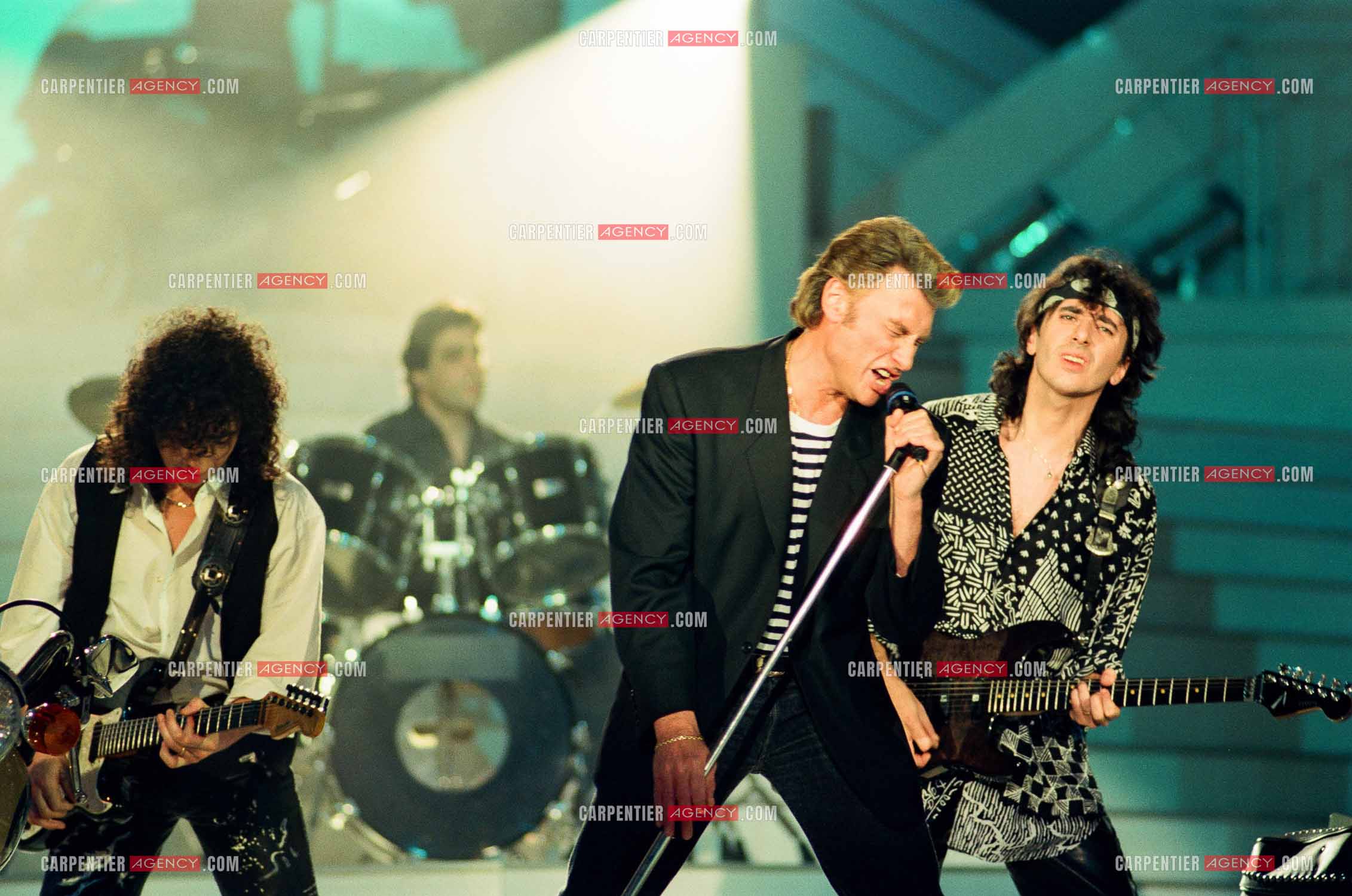 Le chanteur Johnny Hallyday invité de l'émission “ STARS 90 “ spéciale Harley Davidson et accompagné de ses deux guitaristes Norbert Krief dit Nono et Hugo Ripoll le 30 mars 1992.    ( Exclusif )