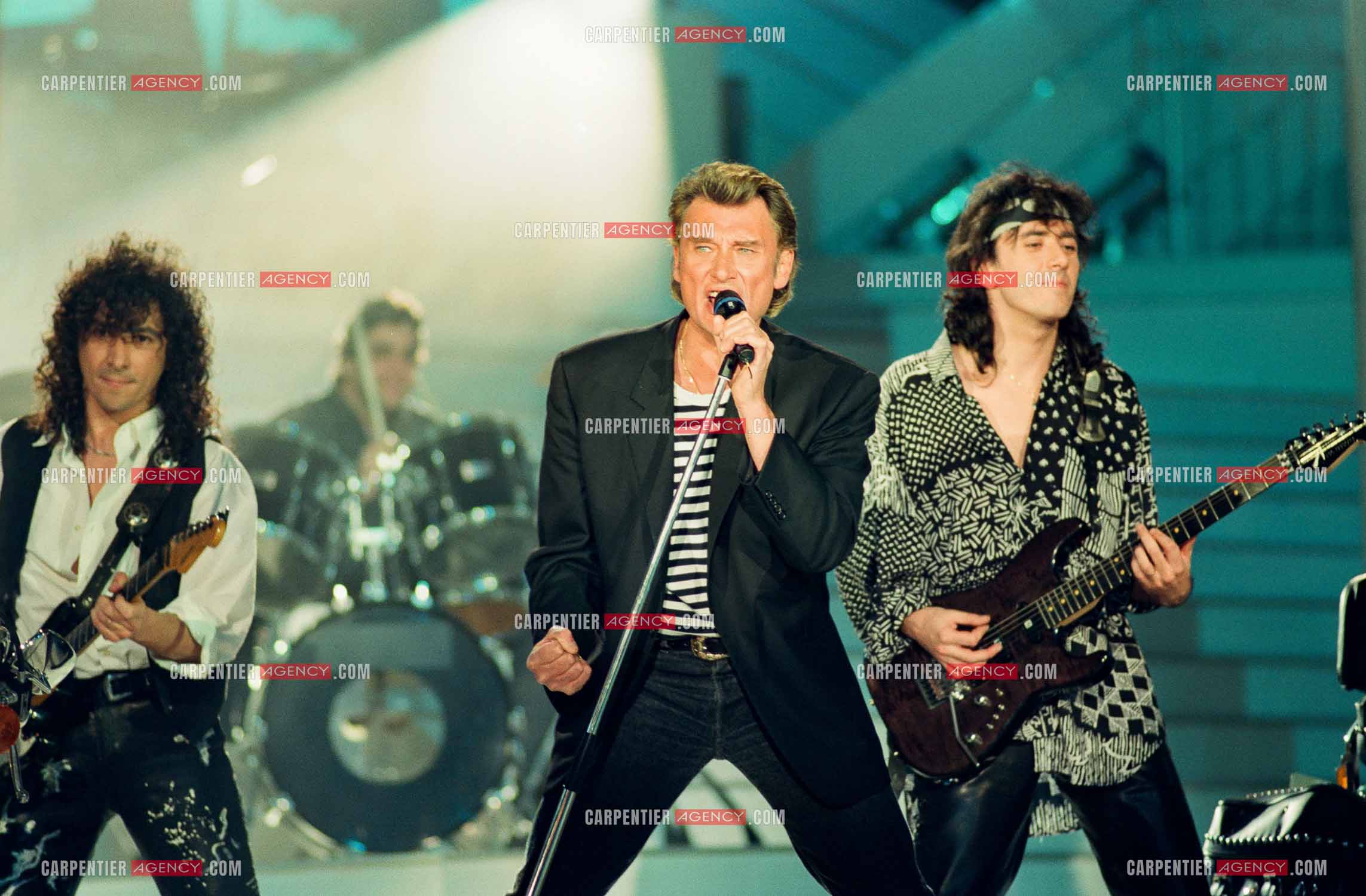 Le chanteur Johnny Hallyday invité de l'émission “ STARS 90 “ spéciale Harley Davidson et accompagné de ses deux guitaristes Norbert Krief dit Nono et Hugo Ripoll le 30 mars 1992.    ( Exclusif )