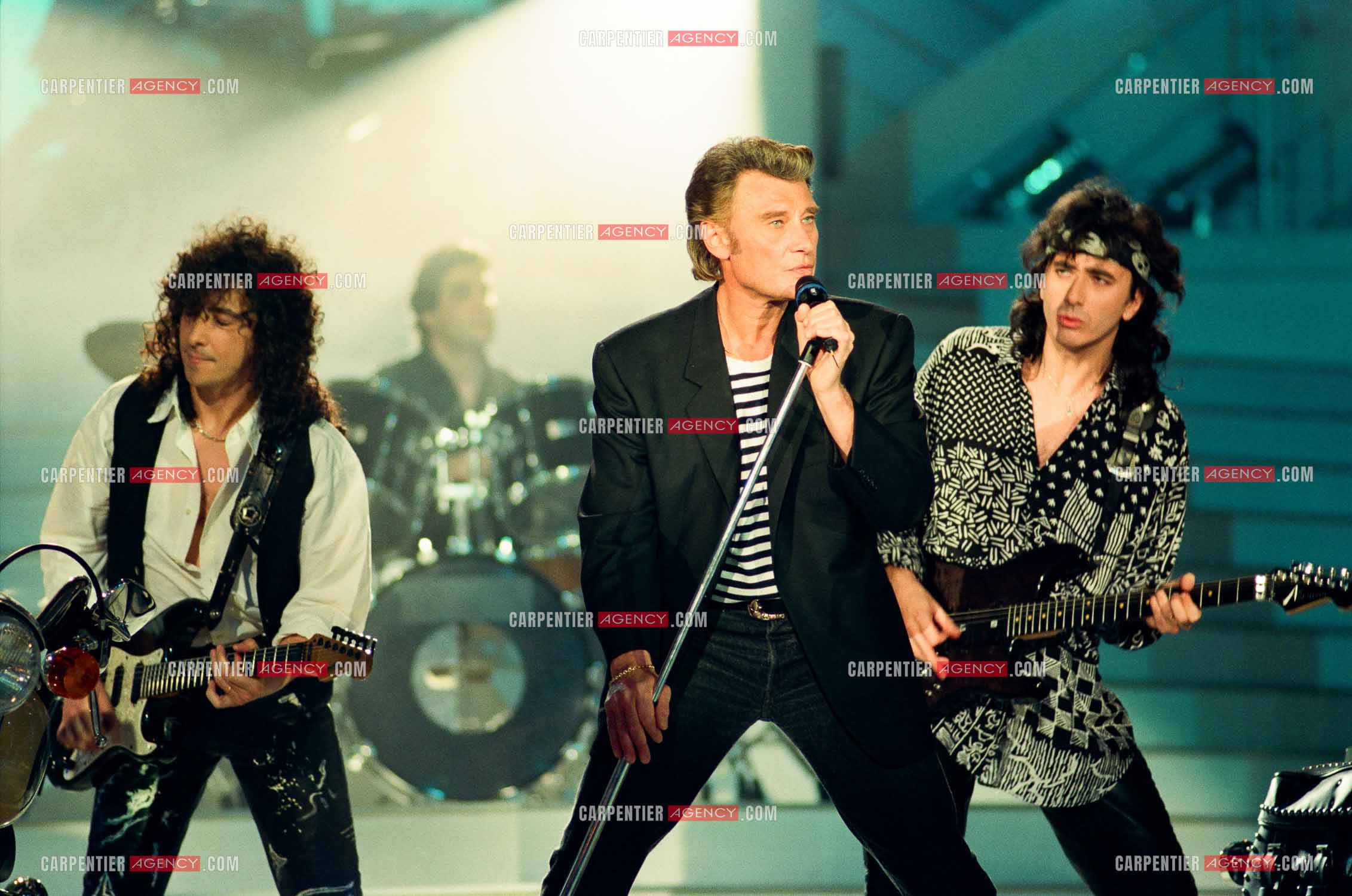 Le chanteur Johnny Hallyday invité de l'émission “ STARS 90 “ spéciale Harley Davidson et accompagné de ses deux guitaristes Norbert Krief dit Nono et Hugo Ripoll le 30 mars 1992.    ( Exclusif )