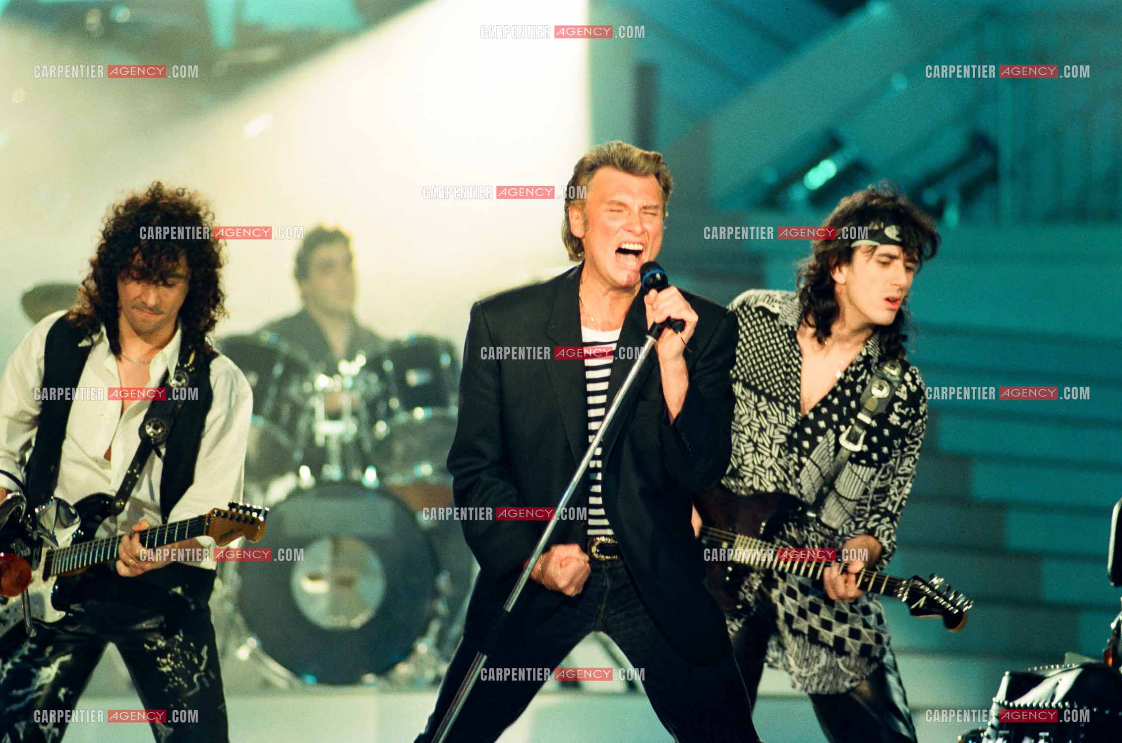 Le chanteur Johnny Hallyday invité de l'émission “ STARS 90 “ spéciale Harley Davidson et accompagné de ses deux guitaristes Norbert Krief dit Nono et Hugo Ripoll le 30 mars 1992.    ( Exclusif )