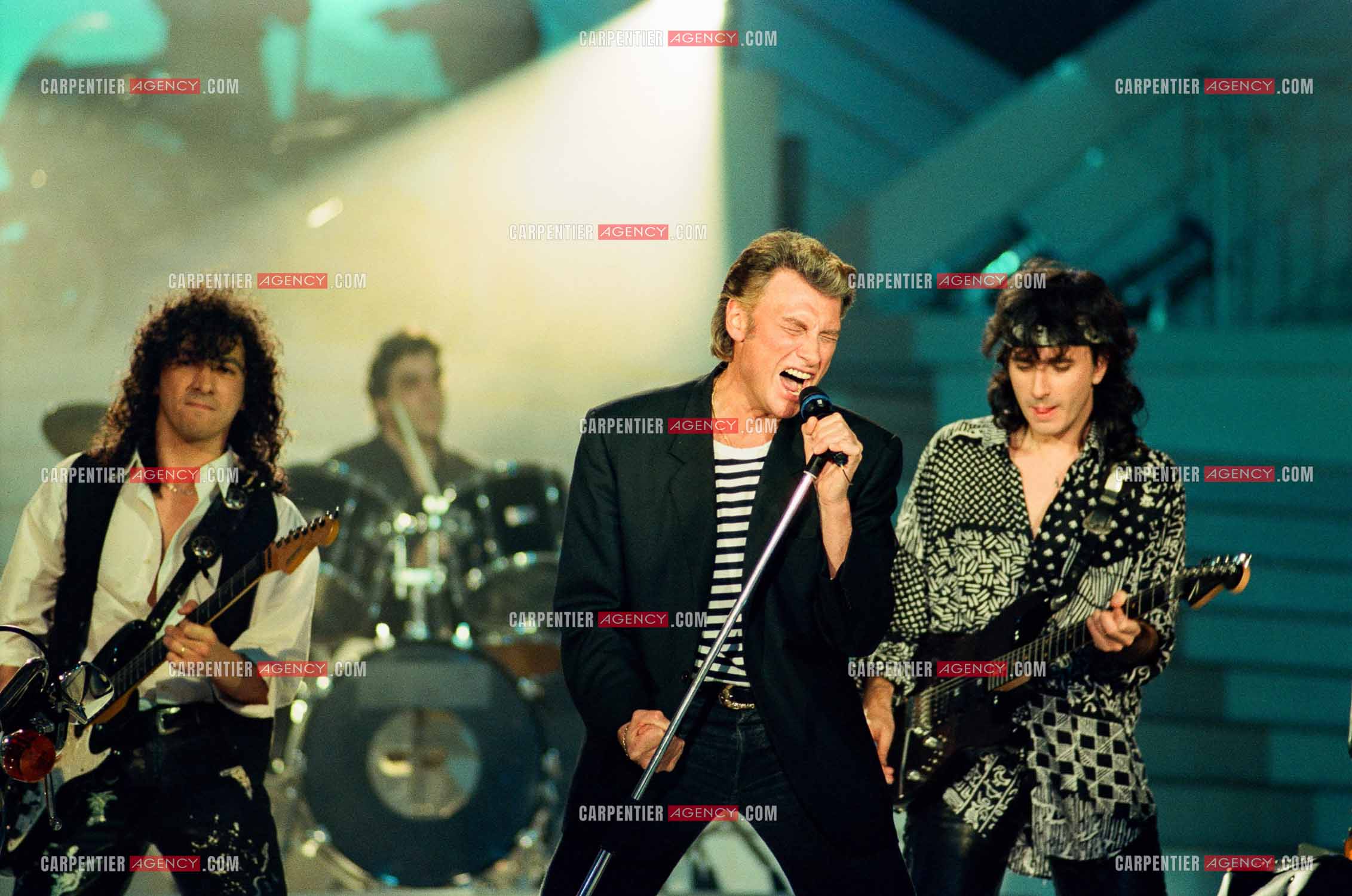 Le chanteur Johnny Hallyday invité de l'émission “ STARS 90 “ spéciale Harley Davidson et accompagné de ses deux guitaristes Norbert Krief dit Nono et Hugo Ripoll le 30 mars 1992.    ( Exclusif )