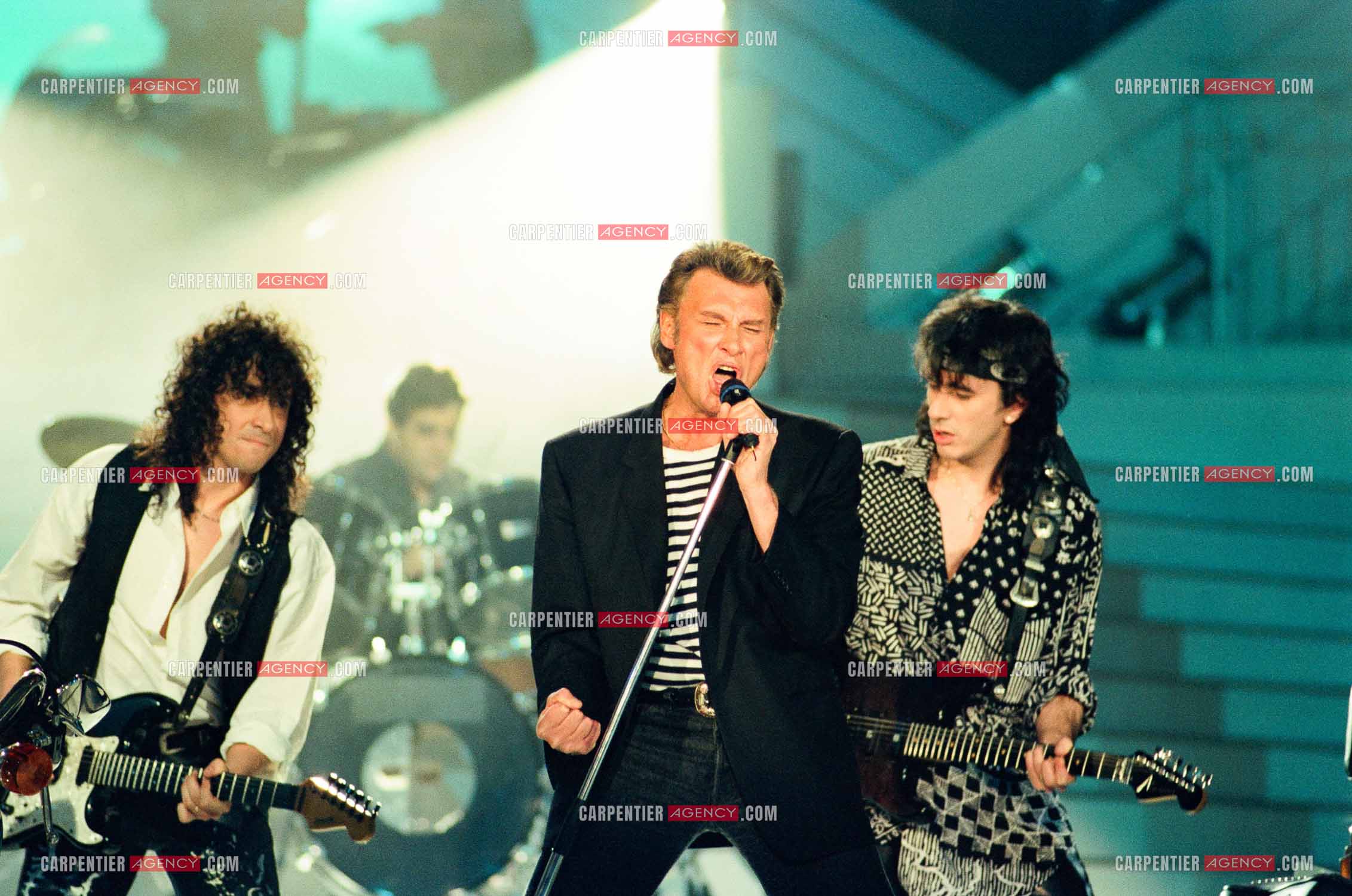 Le chanteur Johnny Hallyday invité de l'émission “ STARS 90 “ spéciale Harley Davidson et accompagné de ses deux guitaristes Norbert Krief dit Nono et Hugo Ripoll le 30 mars 1992.    ( Exclusif )