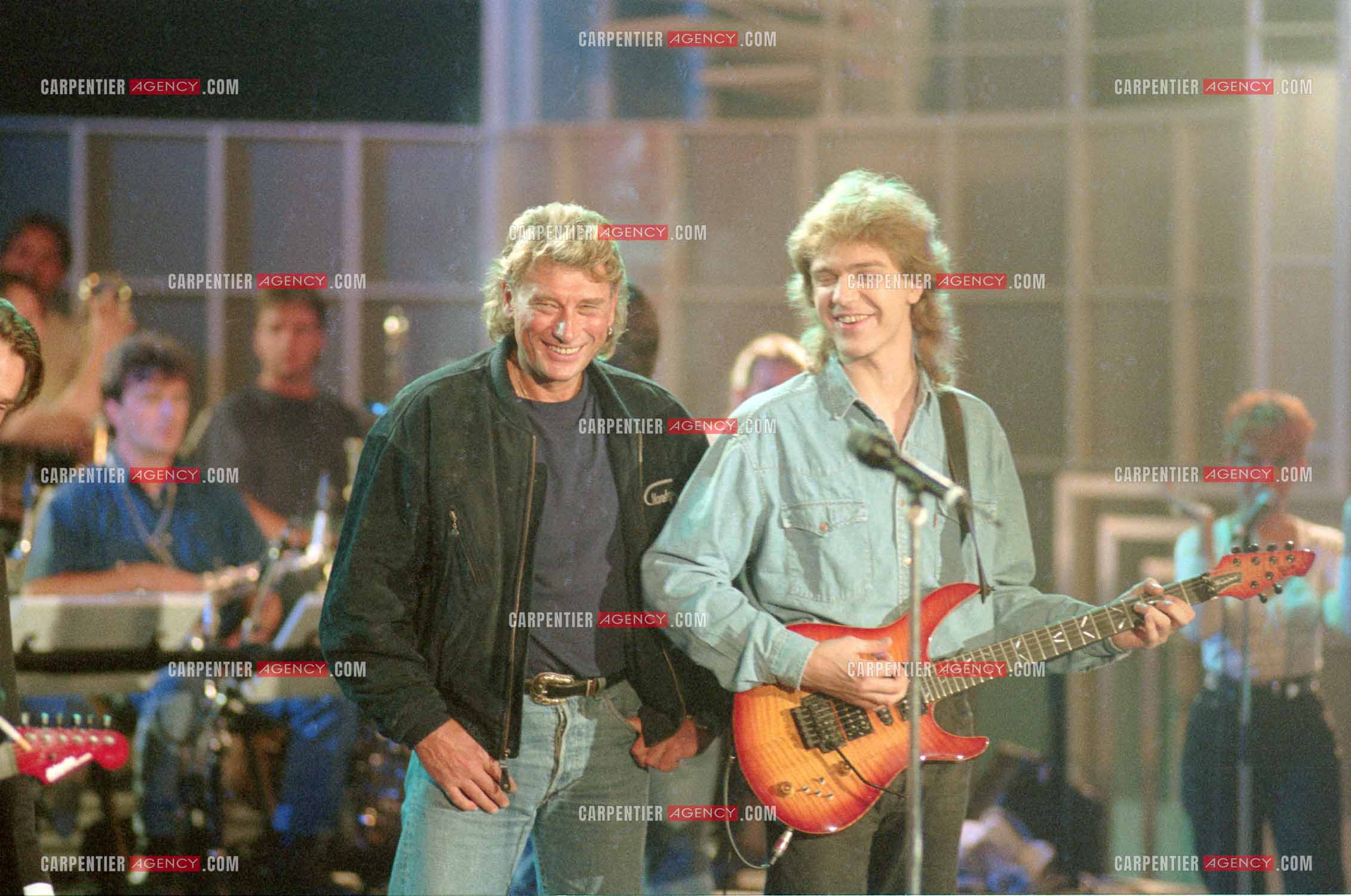 Le chanteur Johnny Hallyday et son guitariste Thibault Abrial pour les répétitions de  l'enregistrement de l'émission “ Sacrée Soirée “ sur TF1 en 1992.    ( Exclusif ).