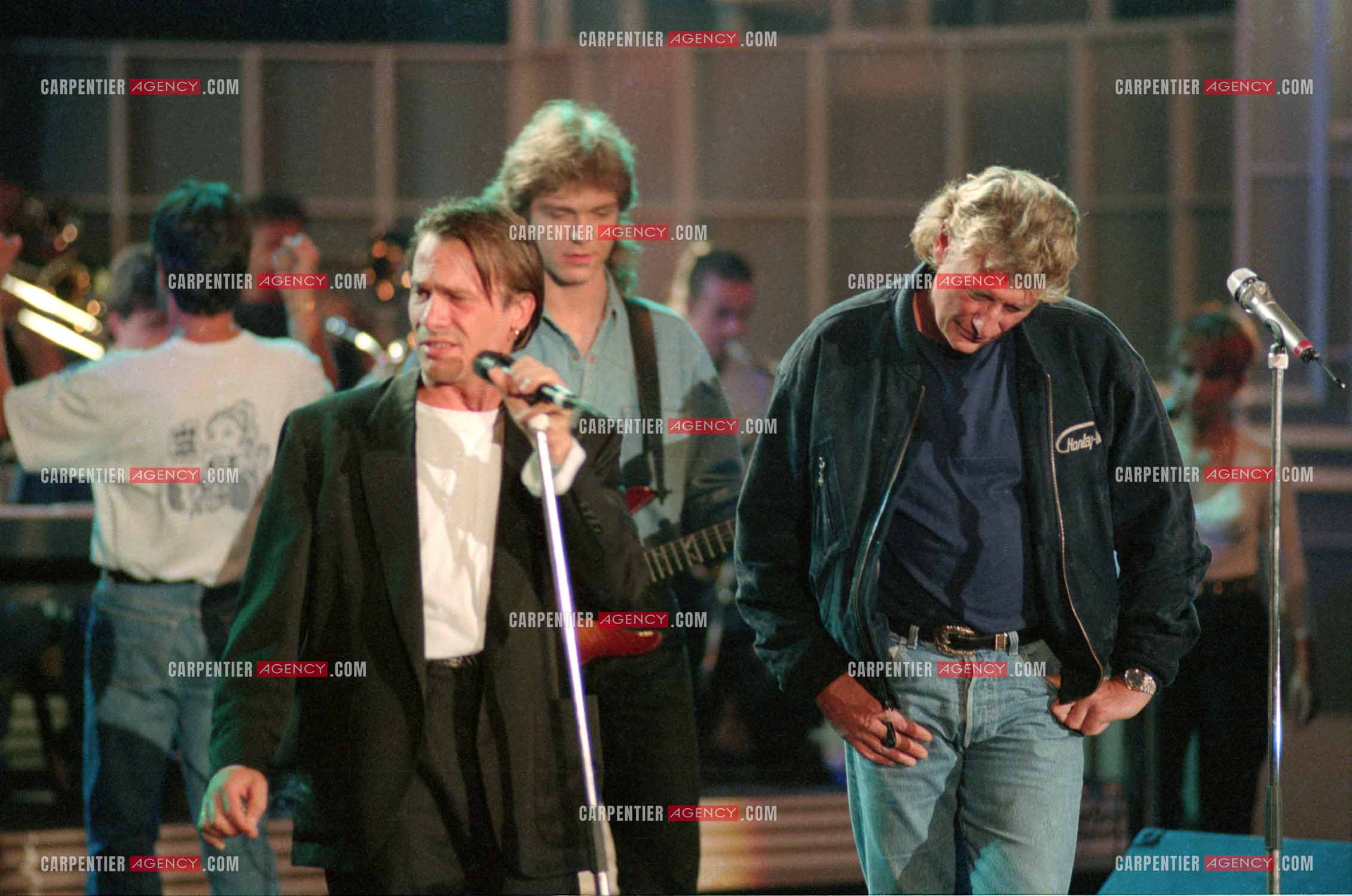Le chanteur Johnny Hallyday accompagné de son guitariste Thibault Abrial en duo avec Florent Pagny pour les répétitions de  l'enregistrement de l'émission “ Sacrée Soirée “ sur TF1 en 1992.    ( Exclusif ).