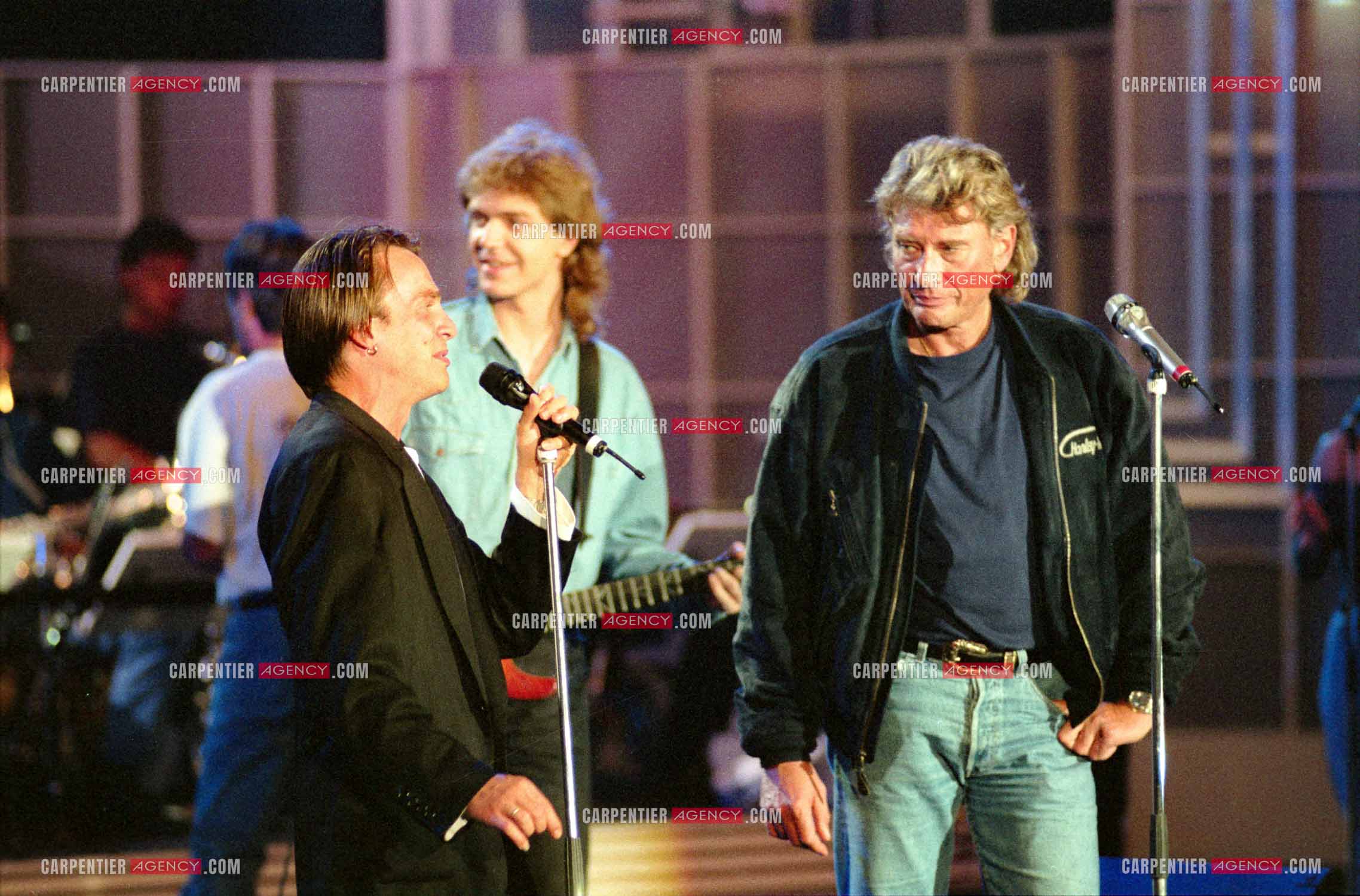 Le chanteur Johnny Hallyday accompagné de son guitariste Thibault Abrial en duo avec Florent Pagny pour les répétitions de  l'enregistrement de l'émission “ Sacrée Soirée “ sur TF1 en 1992.    ( Exclusif ).