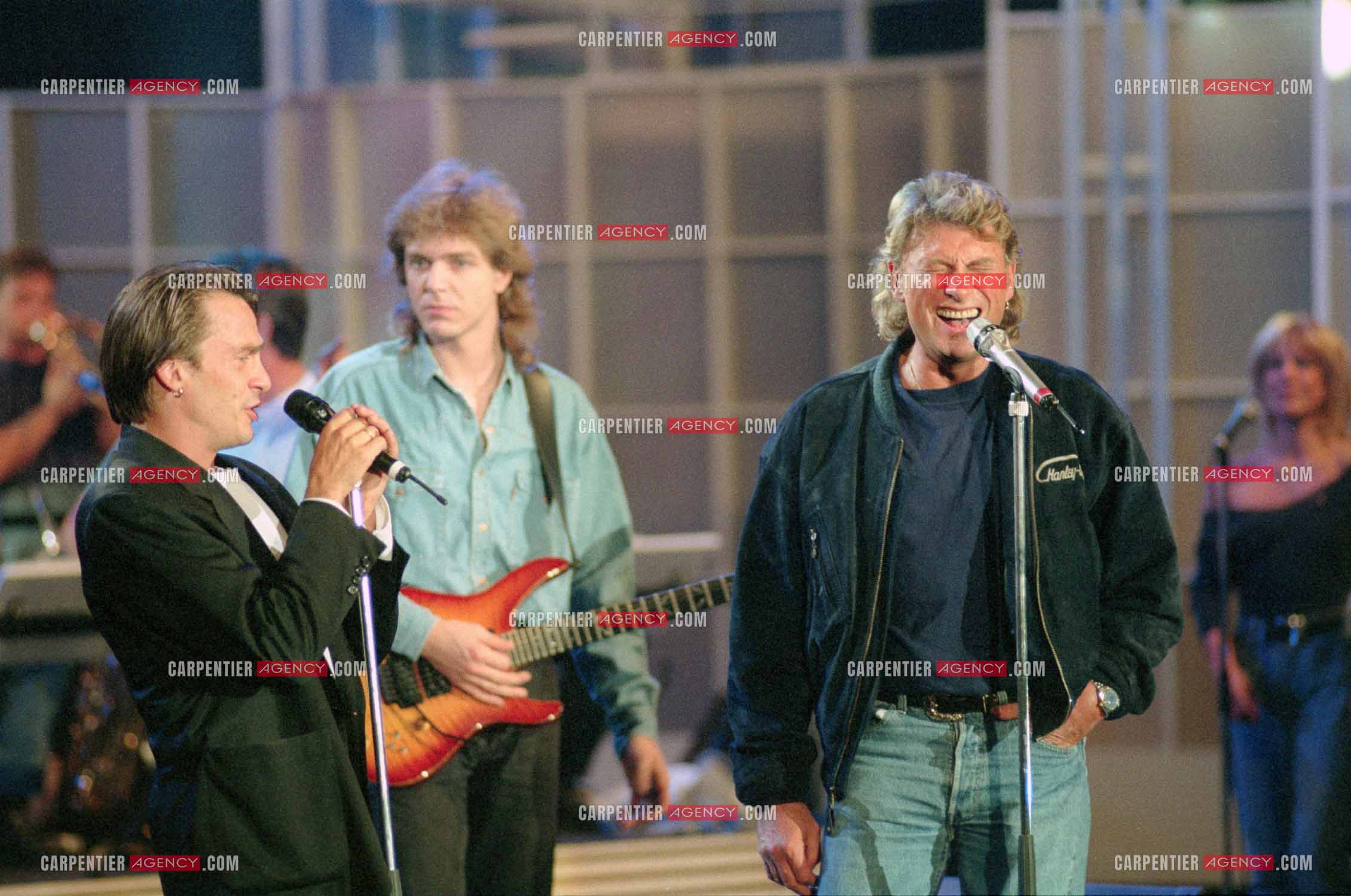Le chanteur Johnny Hallyday accompagné de son guitariste Thibault Abrial en duo avec Florent Pagny pour les répétitions de  l'enregistrement de l'émission “ Sacrée Soirée “ sur TF1 en 1992.    ( Exclusif ).