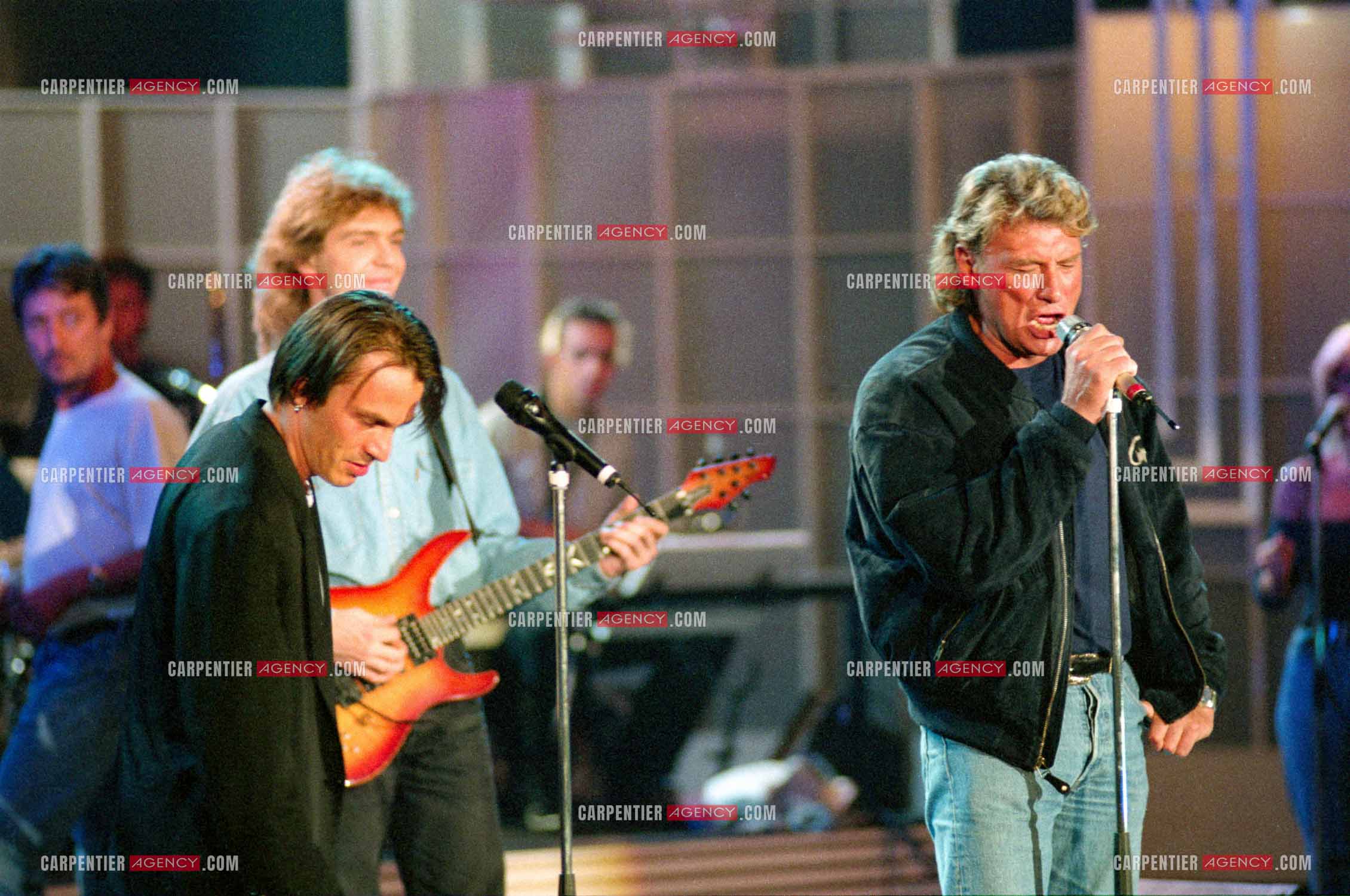Le chanteur Johnny Hallyday accompagné de son guitariste Thibault Abrial en duo avec Florent Pagny pour les répétitions de  l'enregistrement de l'émission “ Sacrée Soirée “ sur TF1 en 1992.    ( Exclusif ).