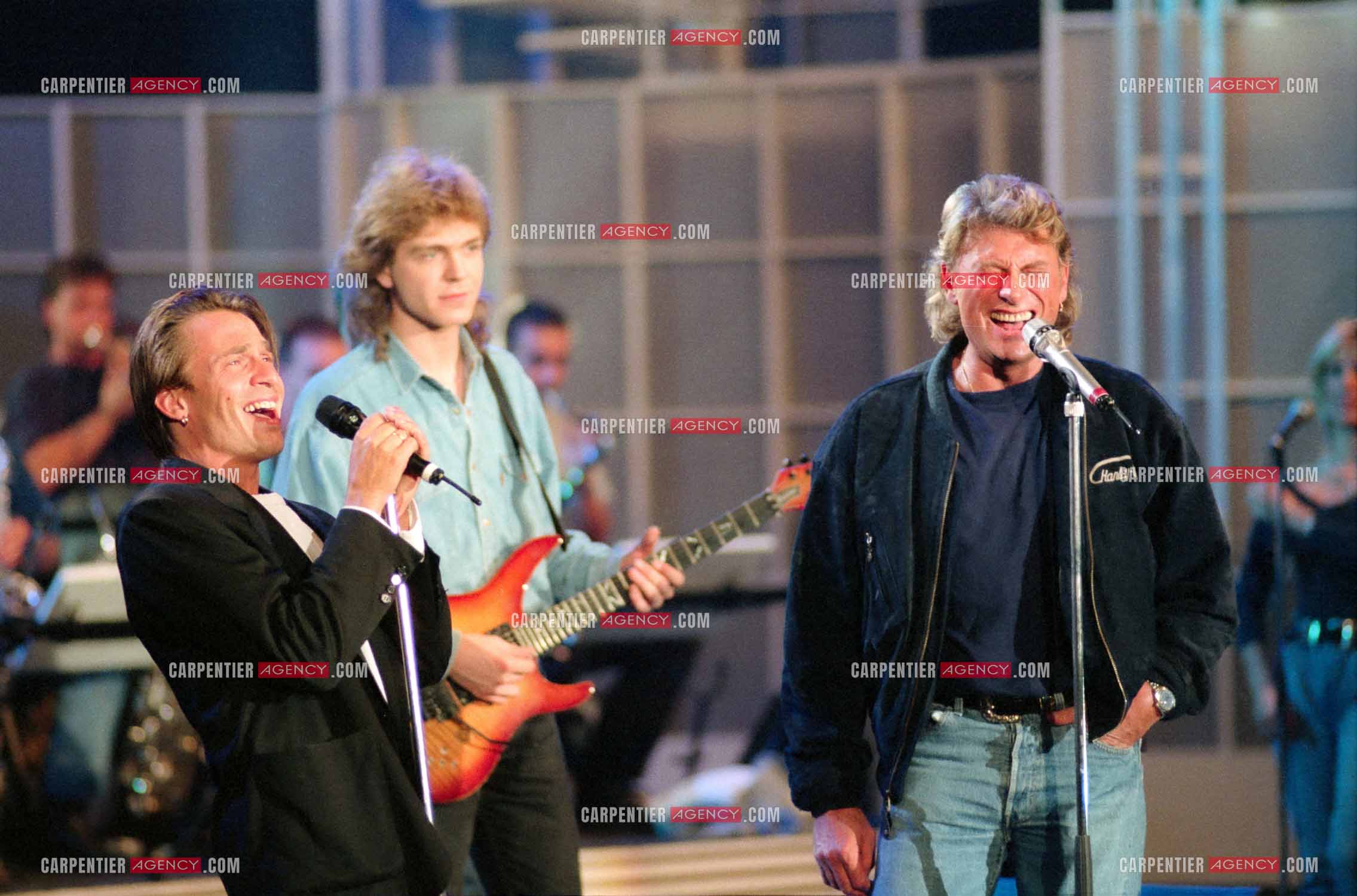 Le chanteur Johnny Hallyday accompagné de son guitariste Thibault Abrial en duo avec Florent Pagny pour les répétitions de  l'enregistrement de l'émission “ Sacrée Soirée “ sur TF1 en 1992.    ( Exclusif ).