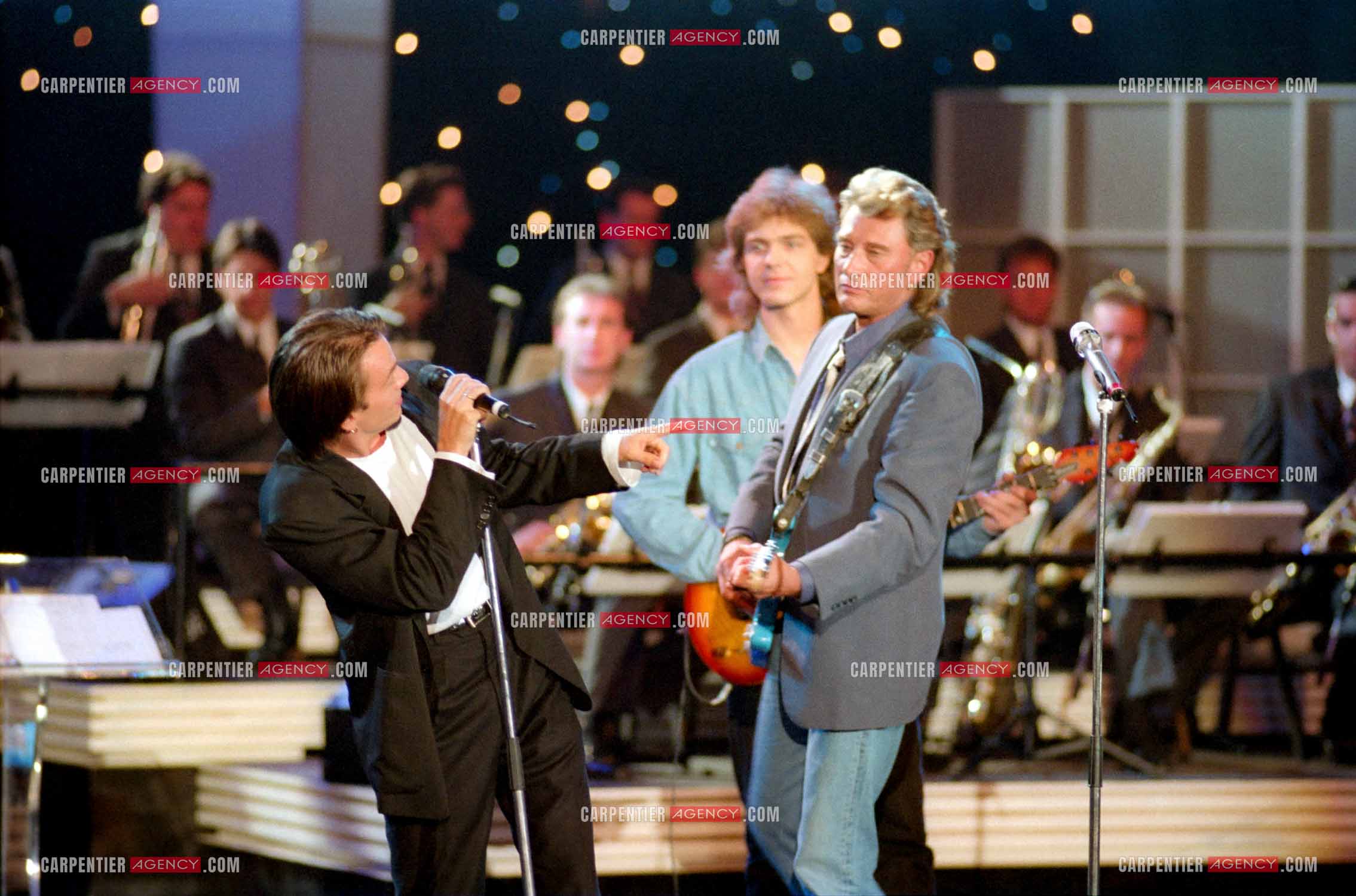 Le chanteur Johnny Hallyday accompagné de son guitariste Thibault Abrial en duo avec Florent Pagny pour l'enregistrement de l'émission “ Sacrée Soirée “ sur TF1 en 1992.    ( Exclusif ).