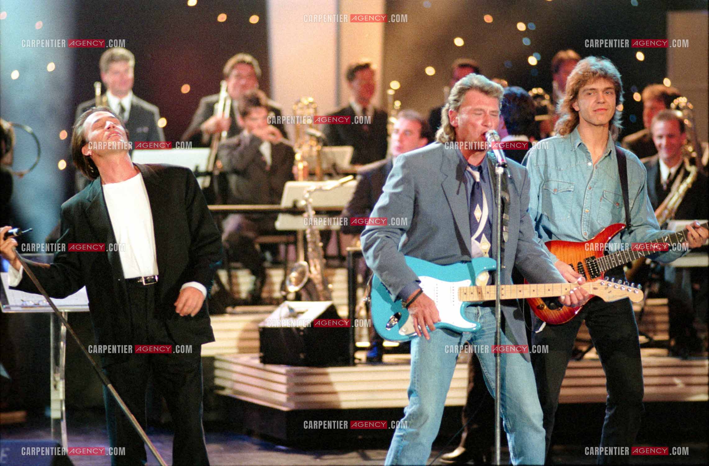 Le chanteur Johnny Hallyday accompagné de son guitariste Thibault Abrial en duo avec Florent Pagny pour l'enregistrement de l'émission “ Sacrée Soirée “ sur TF1 en 1992.    ( Exclusif ).