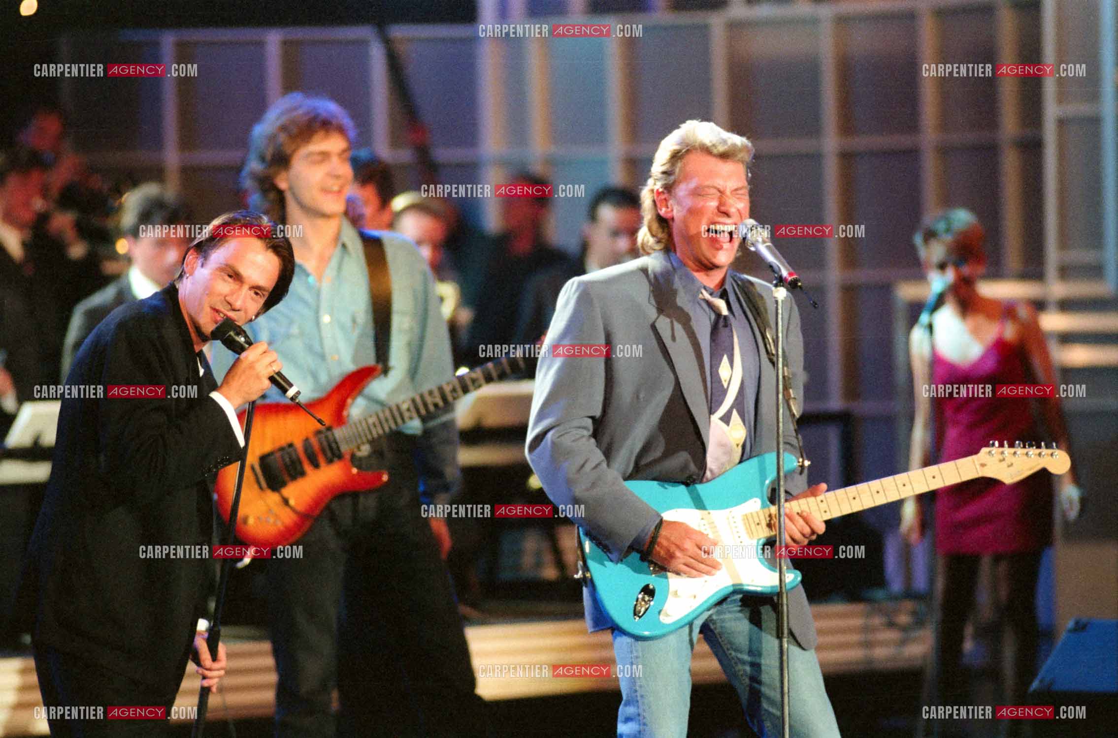 Le chanteur Johnny Hallyday accompagné de son guitariste Thibault Abrial en duo avec Florent Pagny pour l'enregistrement de l'émission “ Sacrée Soirée “ sur TF1 en 1992.    ( Exclusif ).