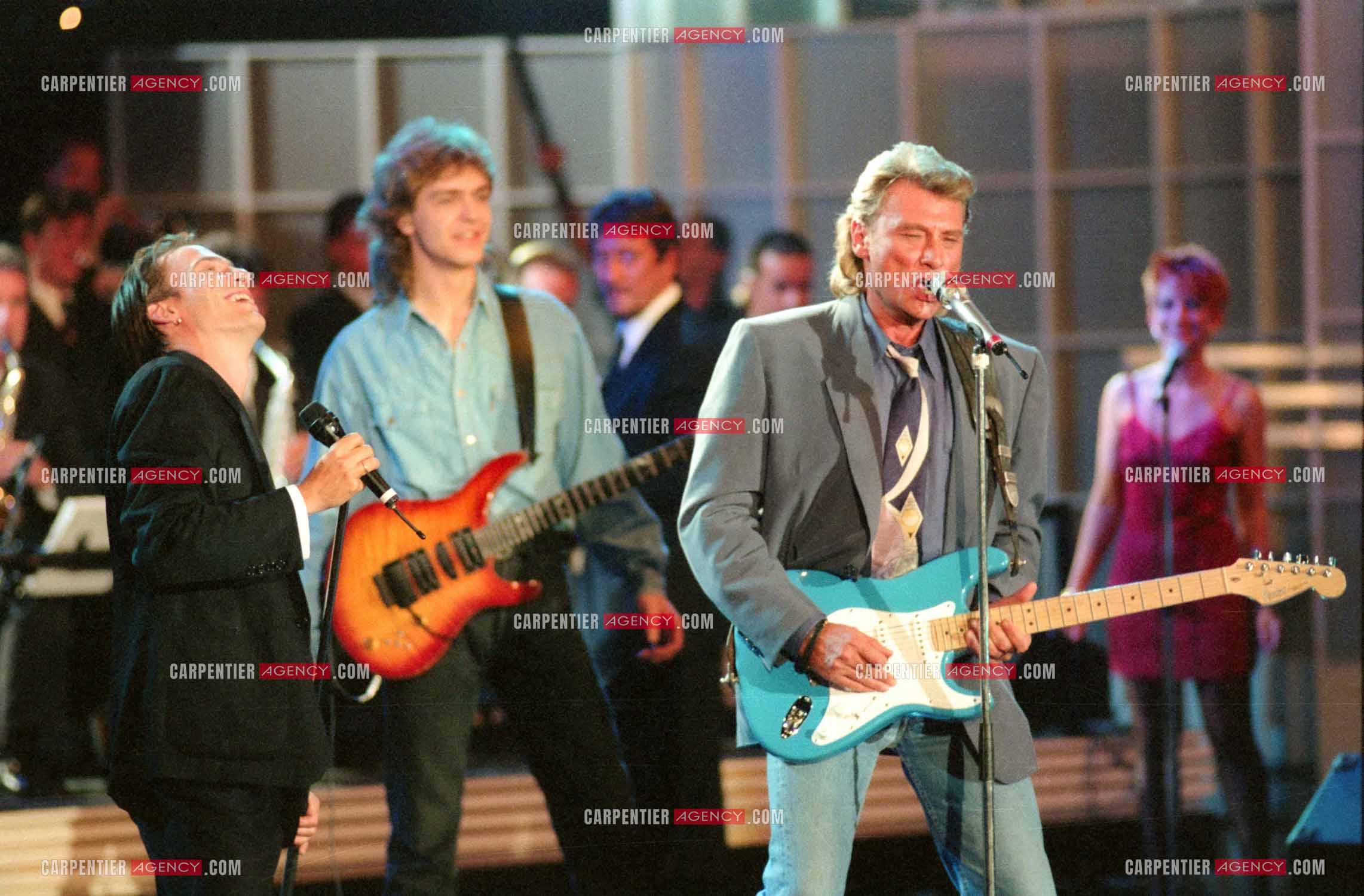 Le chanteur Johnny Hallyday accompagné de son guitariste Thibault Abrial en duo avec Florent Pagny pour l'enregistrement de l'émission “ Sacrée Soirée “ sur TF1 en 1992.    ( Exclusif ).