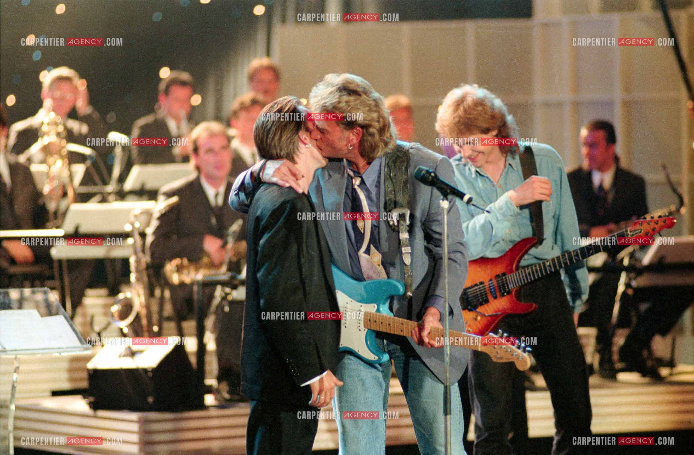 Le chanteur Johnny Hallyday accompagné de son guitariste Thibault Abrial en duo avec Florent Pagny pour l'enregistrement de l'émission “ Sacrée Soirée “ sur TF1 en 1992.    ( Exclusif ).