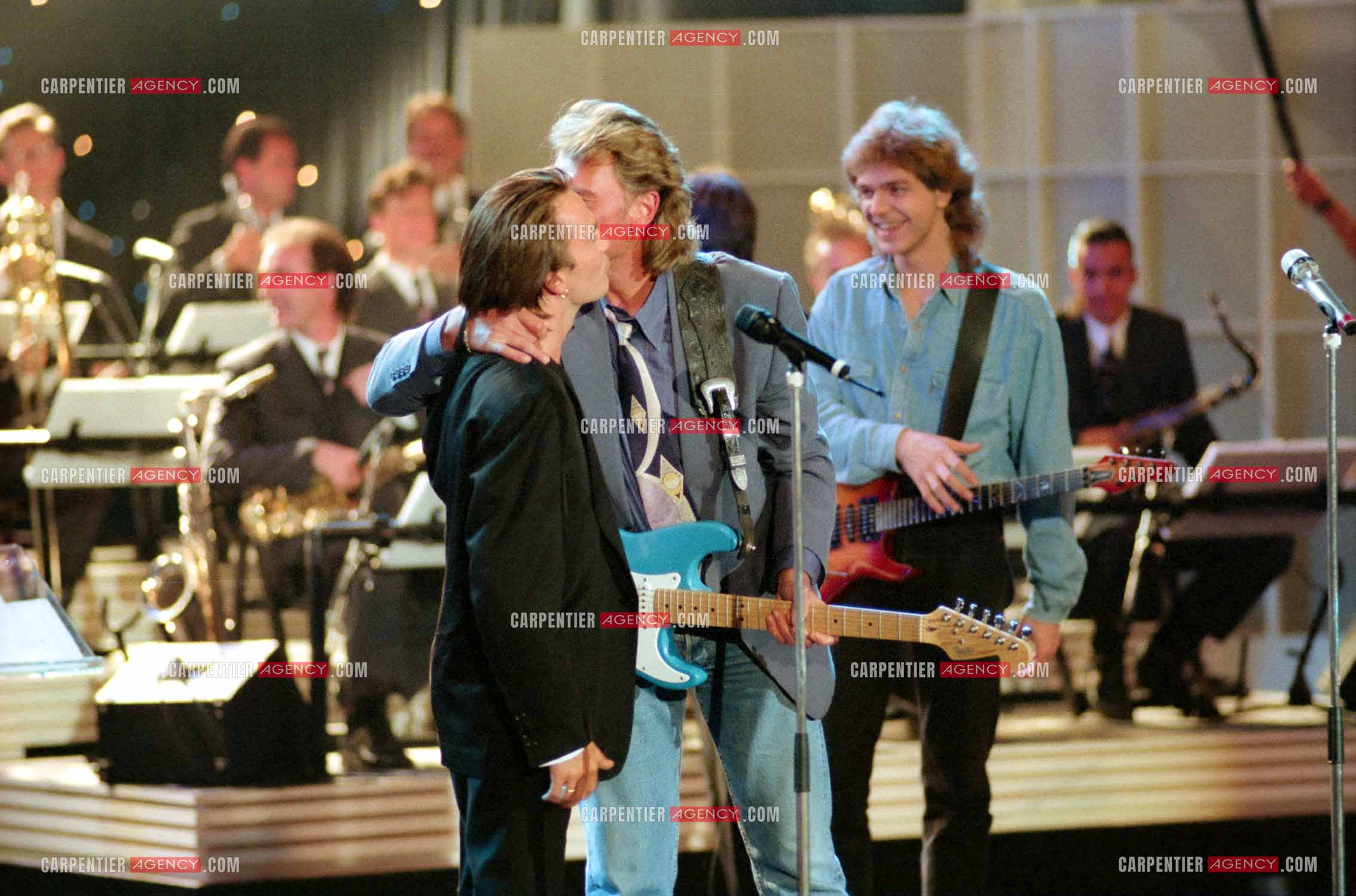 Le chanteur Johnny Hallyday accompagné de son guitariste Thibault Abrial en duo avec Florent Pagny pour l'enregistrement de l'émission “ Sacrée Soirée “ sur TF1 en 1992.    ( Exclusif ).