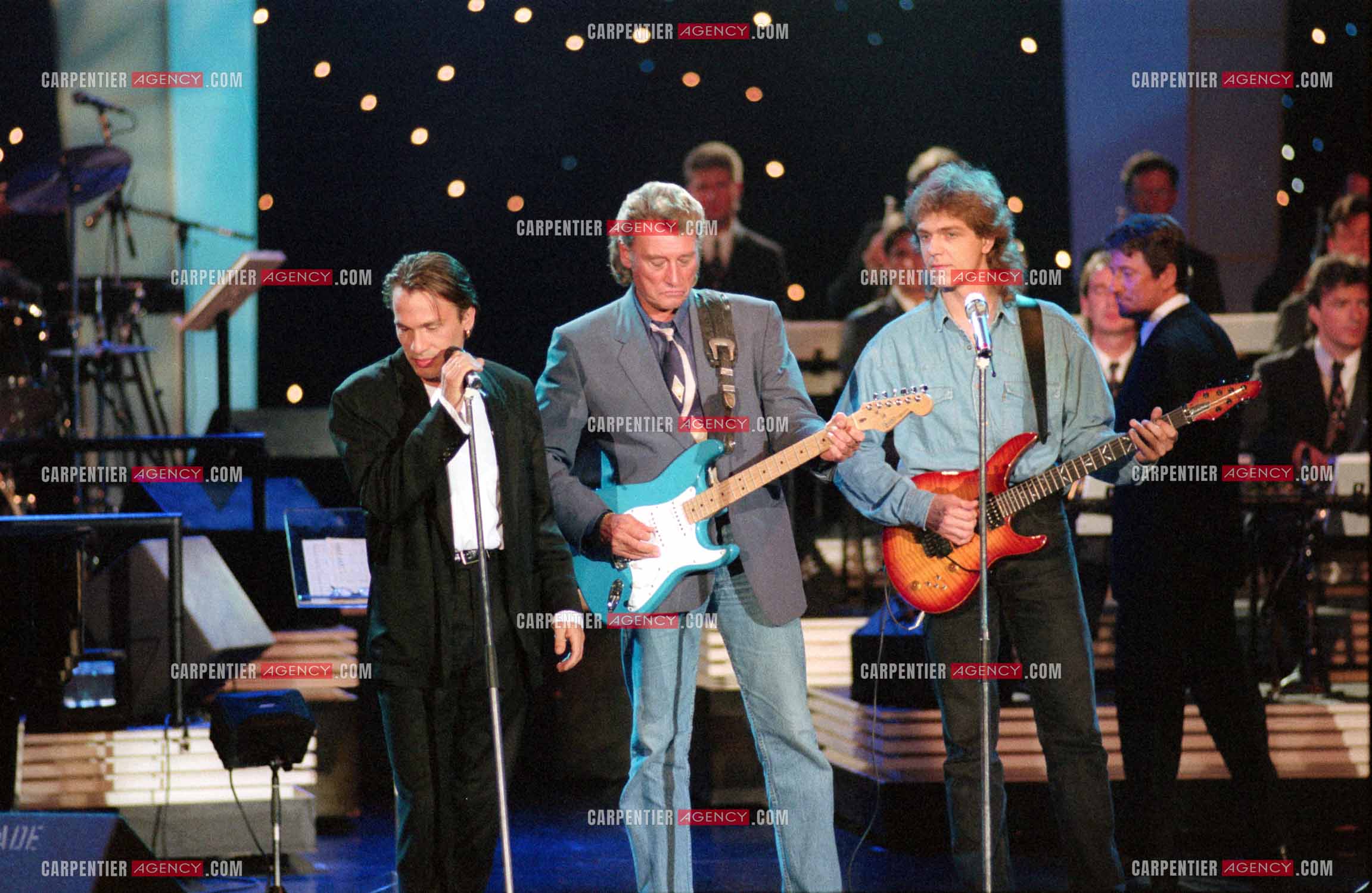 Le chanteur Johnny Hallyday accompagné de son guitariste Thibault Abrial en duo avec Florent Pagny pour l'enregistrement de l'émission “ Sacrée Soirée “ sur TF1 en 1992.    ( Exclusif ).