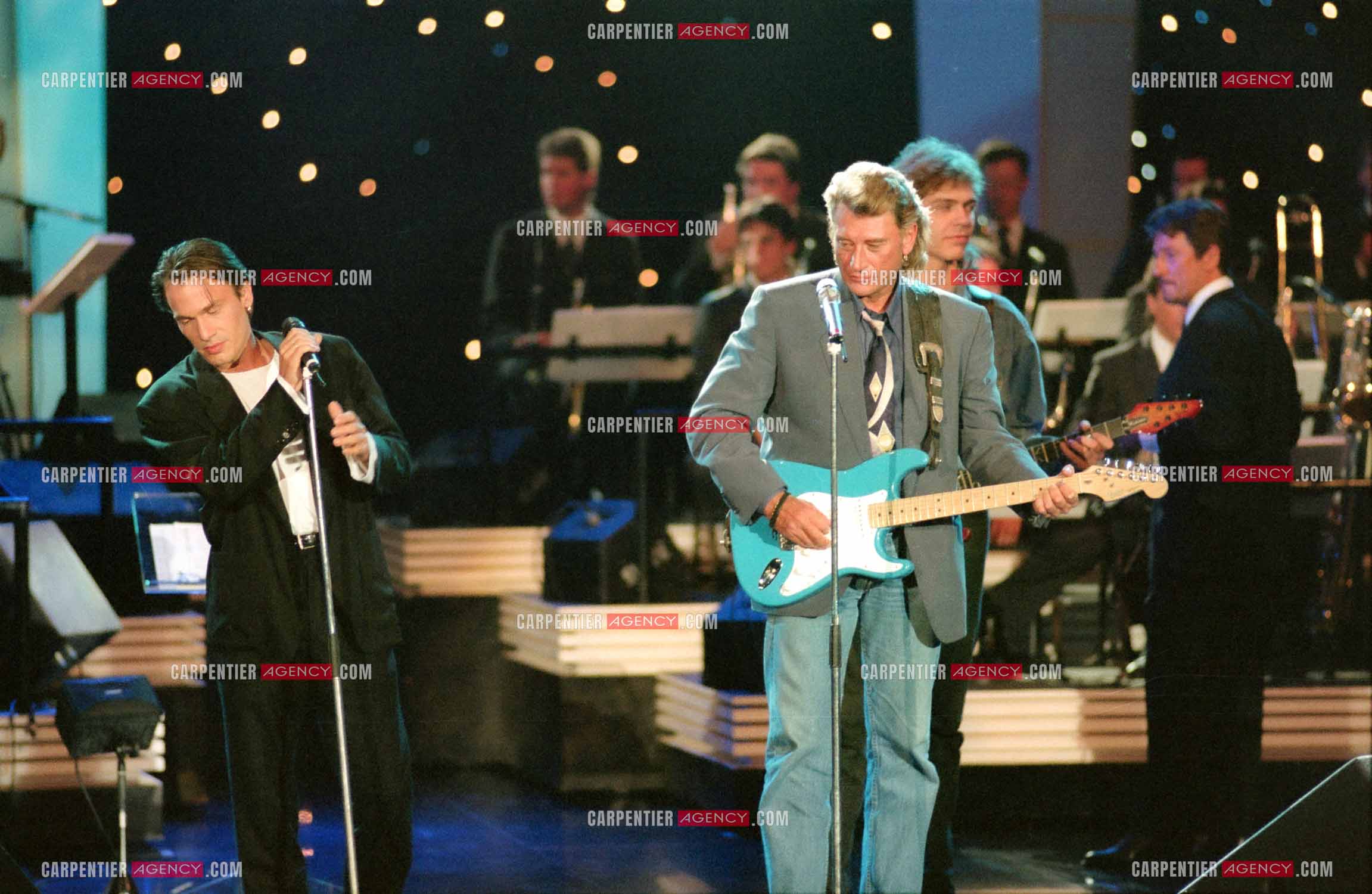 Le chanteur Johnny Hallyday accompagné de son guitariste Thibault Abrial en duo avec Florent Pagny pour l'enregistrement de l'émission “ Sacrée Soirée “ sur TF1 en 1992.    ( Exclusif ).