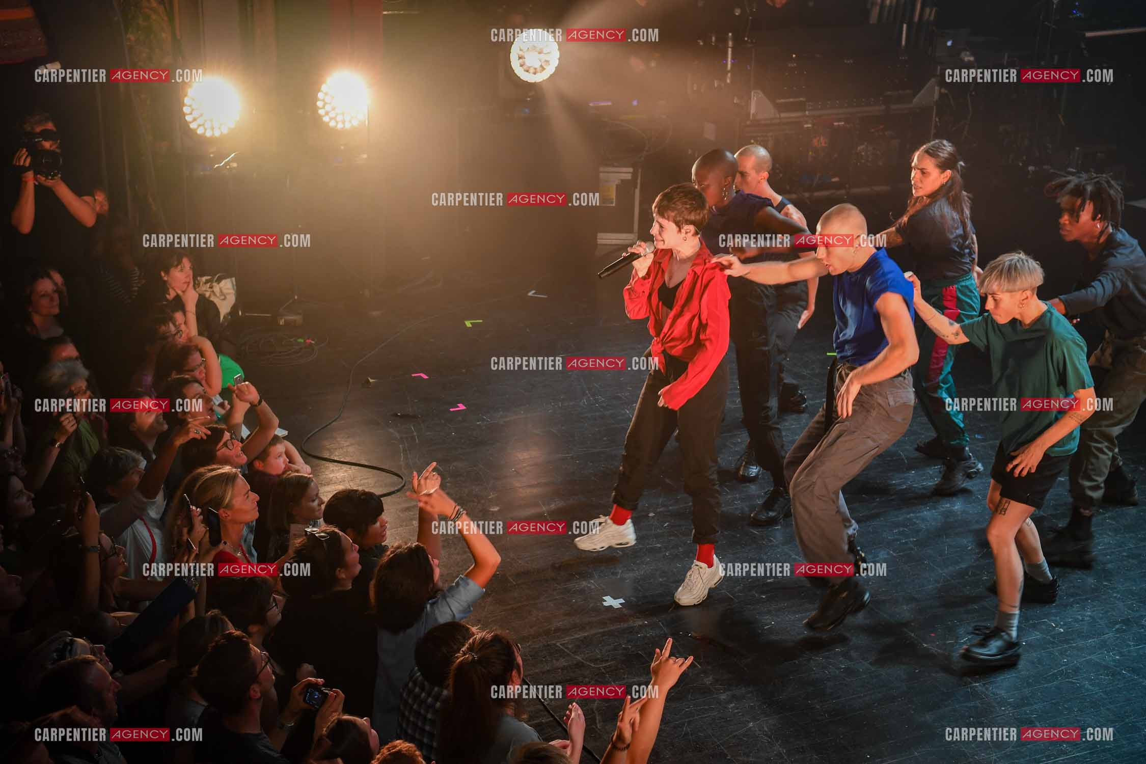 Concert au TRIANON “ POP-ROCK LIVE “ organisé par RTL2 le 05 Octobre 2018 à Paris. La chanteuse Christine and the Queens et ses danseurs face au public.  ( Exclusif )