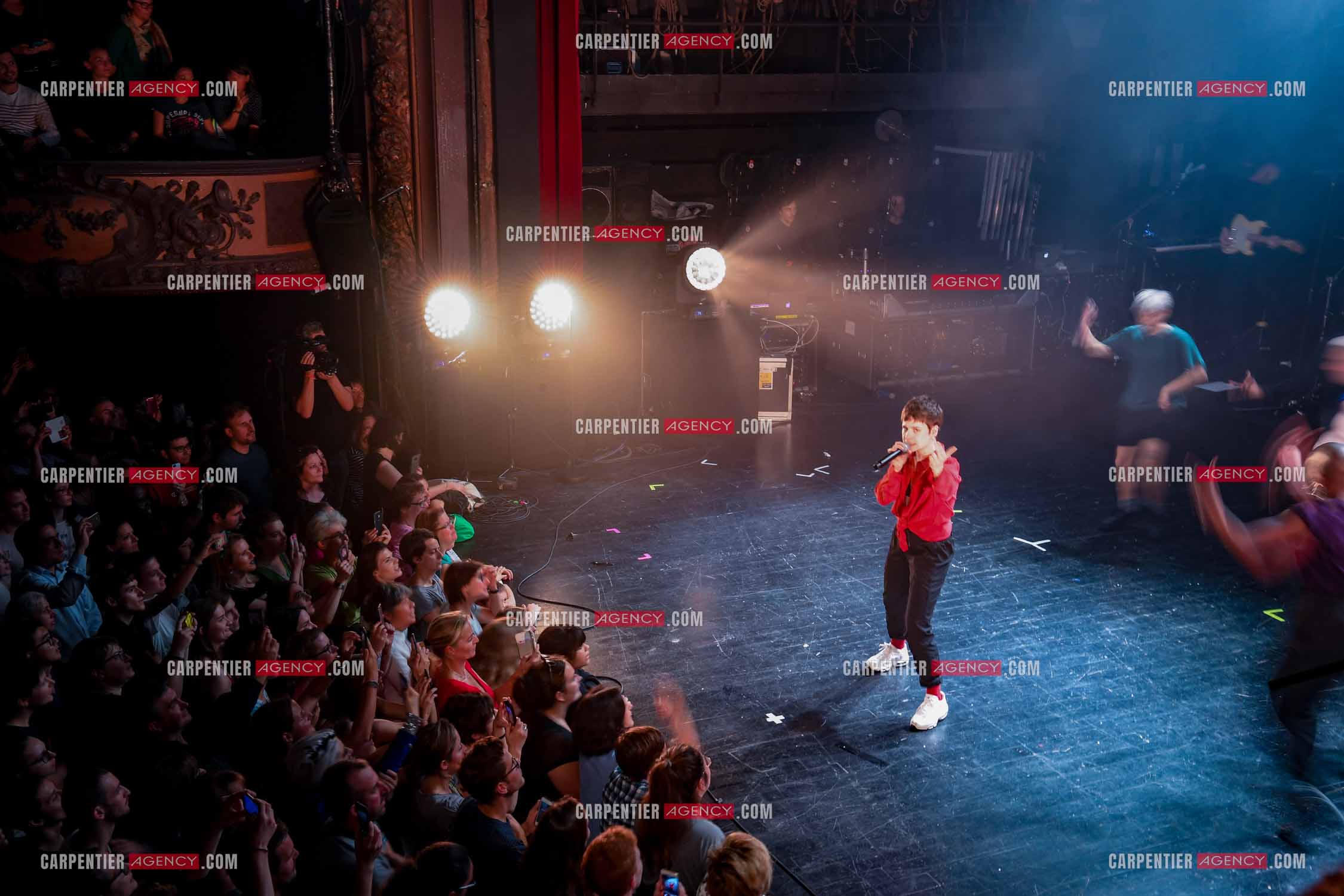 Concert au TRIANON “ POP-ROCK LIVE “ organisé par RTL2 le 05 Octobre 2018 à Paris. La chanteuse Christine and the Queens et ses danseurs face au public.  ( Exclusif )