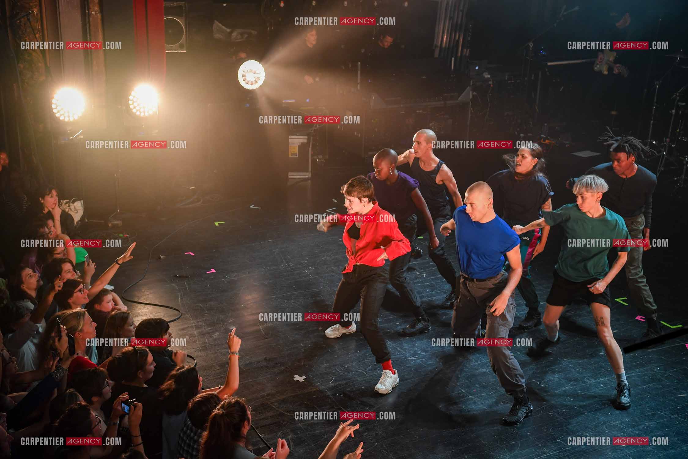 Concert au TRIANON “ POP-ROCK LIVE “ organisé par RTL2 le 05 Octobre 2018 à Paris. La chanteuse Christine and the Queens et ses danseurs face au public.  ( Exclusif )