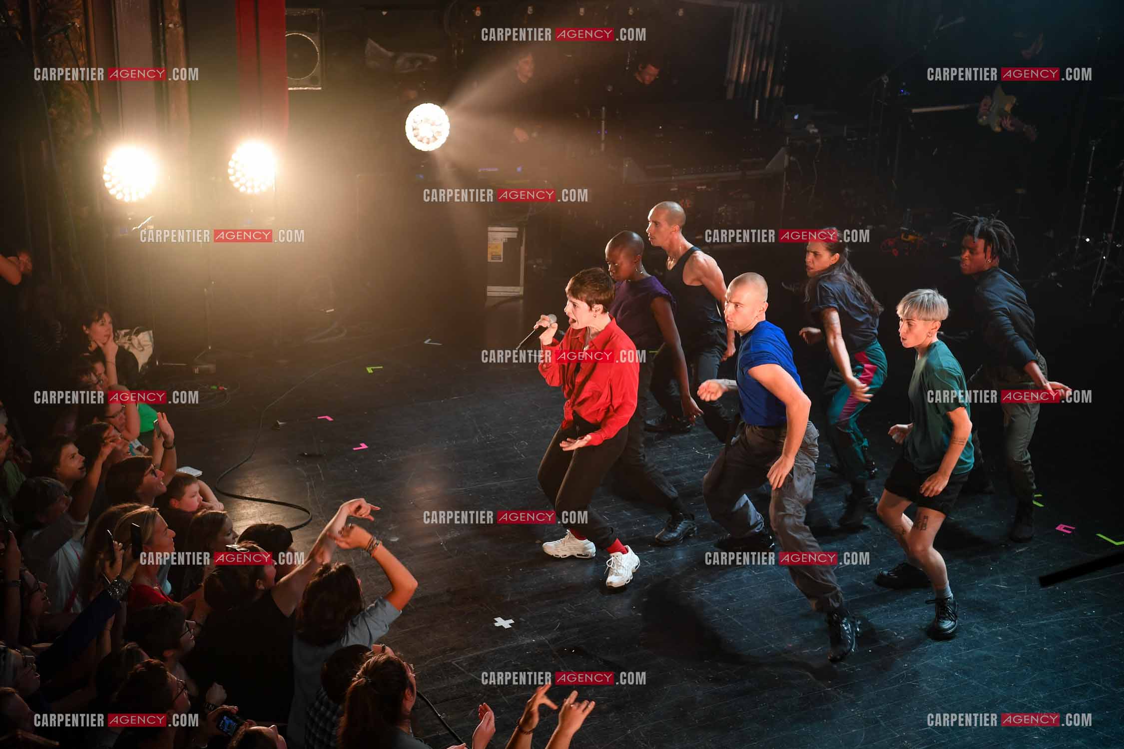 Concert au TRIANON “ POP-ROCK LIVE “ organisé par RTL2 le 05 Octobre 2018 à Paris. La chanteuse Christine and the Queens et ses danseurs face au public.  ( Exclusif )