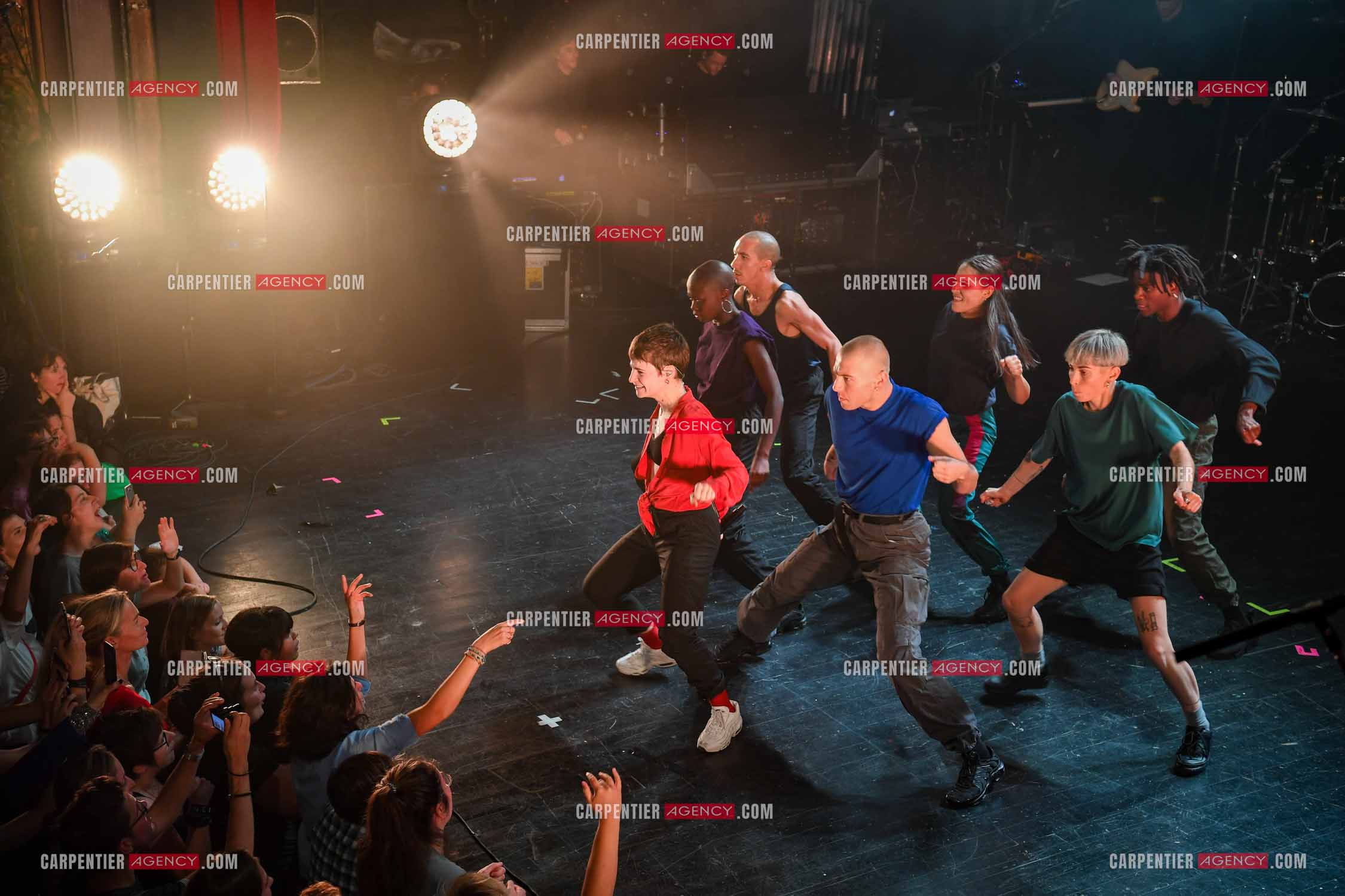 Concert au TRIANON “ POP-ROCK LIVE “ organisé par RTL2 le 05 Octobre 2018 à Paris. La chanteuse Christine and the Queens et ses danseurs face au public.  ( Exclusif )