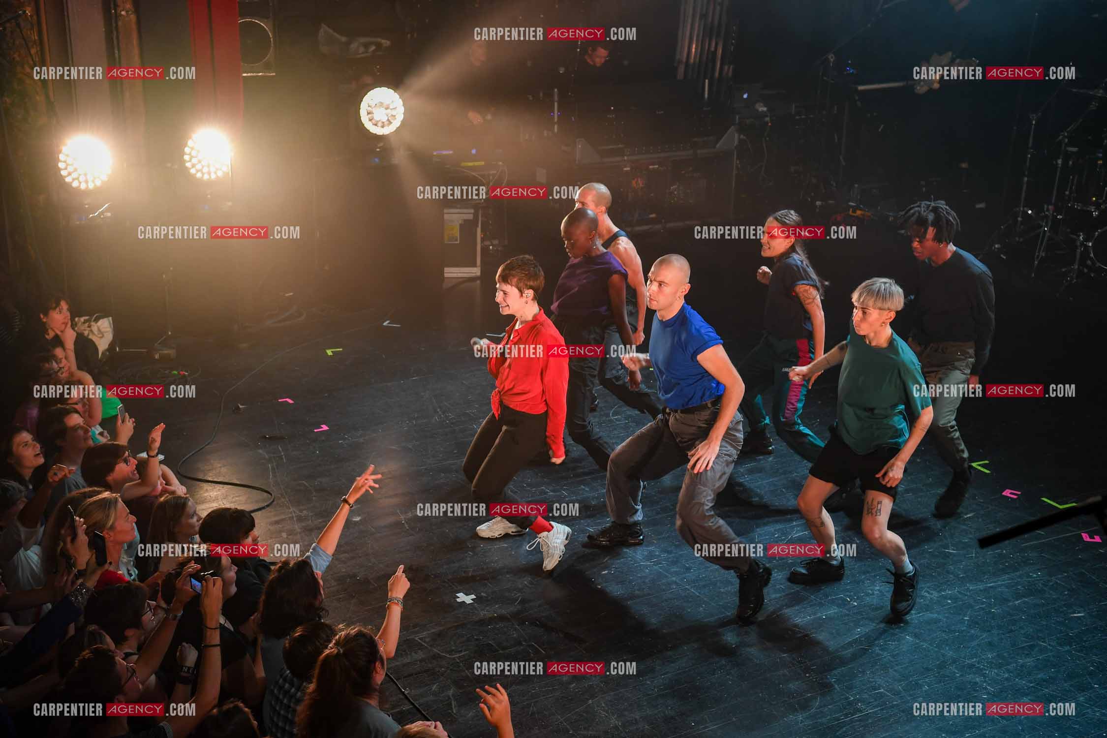Concert au TRIANON “ POP-ROCK LIVE “ organisé par RTL2 le 05 Octobre 2018 à Paris. La chanteuse Christine and the Queens et ses danseurs face au public.  ( Exclusif )