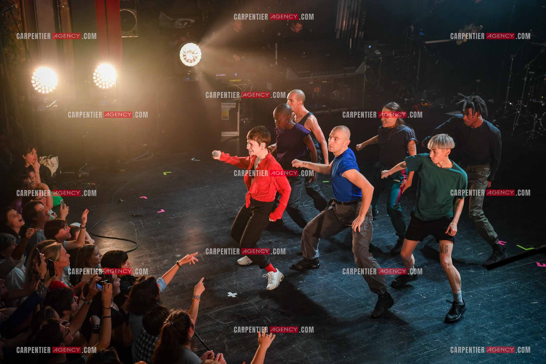 Concert au TRIANON “ POP-ROCK LIVE “ organisé par RTL2 le 05 Octobre 2018 à Paris. La chanteuse Christine and the Queens et ses danseurs face au public.  ( Exclusif )