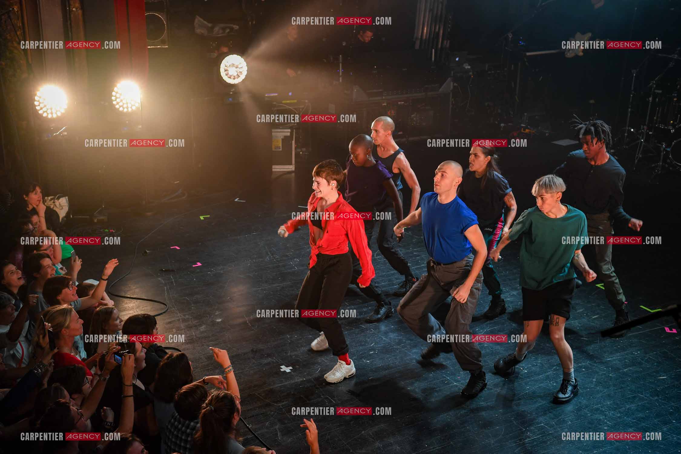Concert au TRIANON “ POP-ROCK LIVE “ organisé par RTL2 le 05 Octobre 2018 à Paris. La chanteuse Christine and the Queens et ses danseurs face au public.  ( Exclusif )