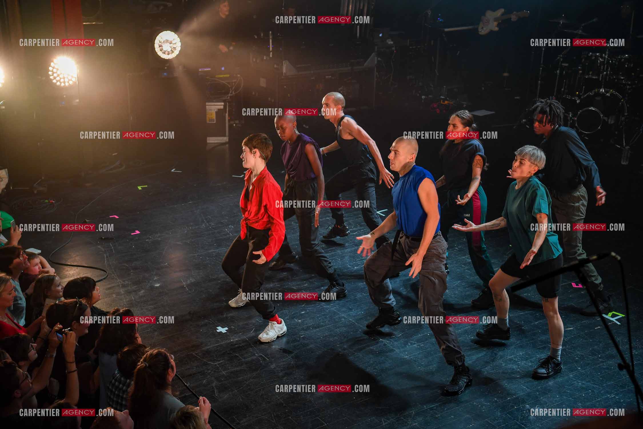 Concert au TRIANON “ POP-ROCK LIVE “ organisé par RTL2 le 05 Octobre 2018 à Paris. La chanteuse Christine and the Queens et ses danseurs face au public.  ( Exclusif )